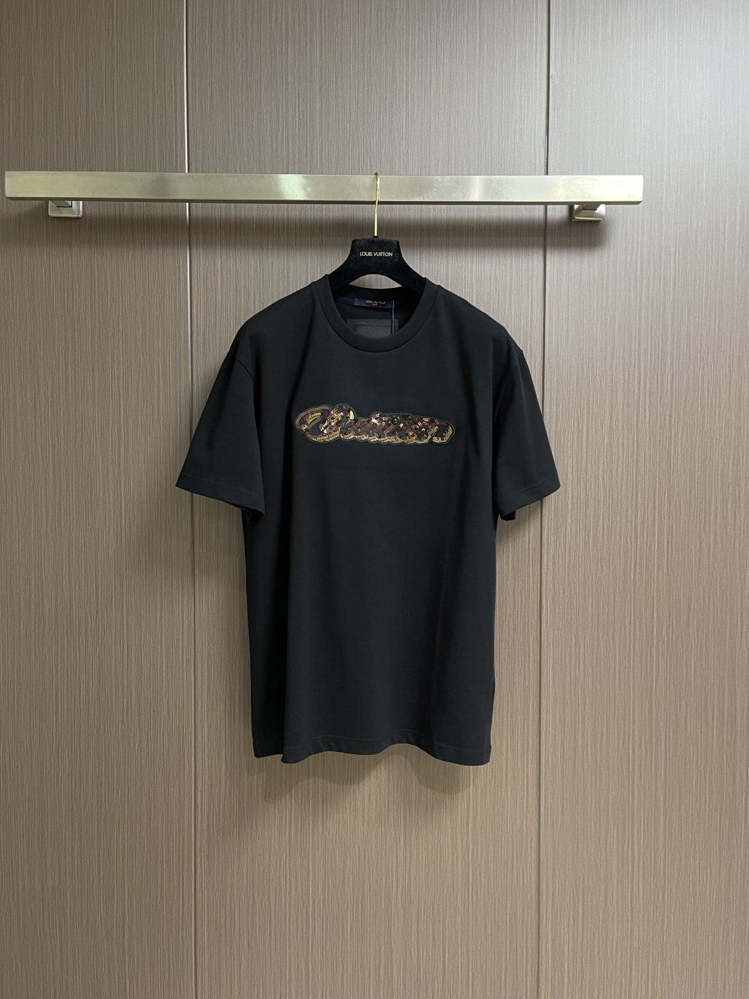 LV 2026SS亮片刺绣签名短袖T恤，面料采用原版一致重磅纯棉材质，结合预洗水工艺，触感柔软亲肤，且抗