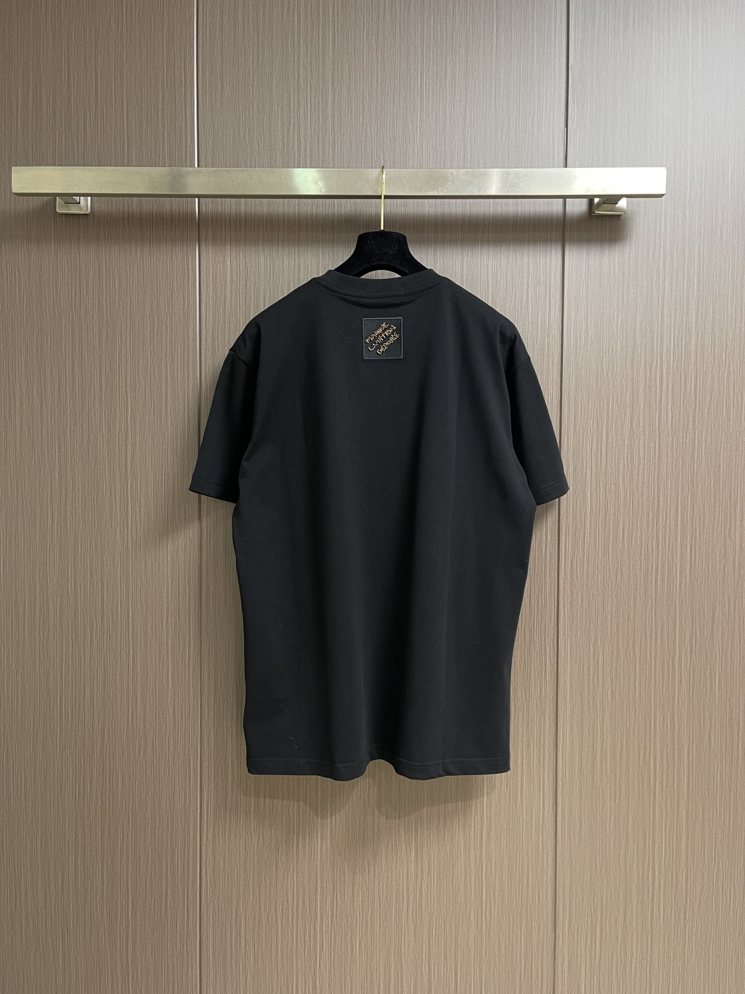 LV 2026SS亮片刺绣签名短袖T恤，面料采用原版一致重磅纯棉材质，结合预洗水工艺，触感柔软亲肤，且抗