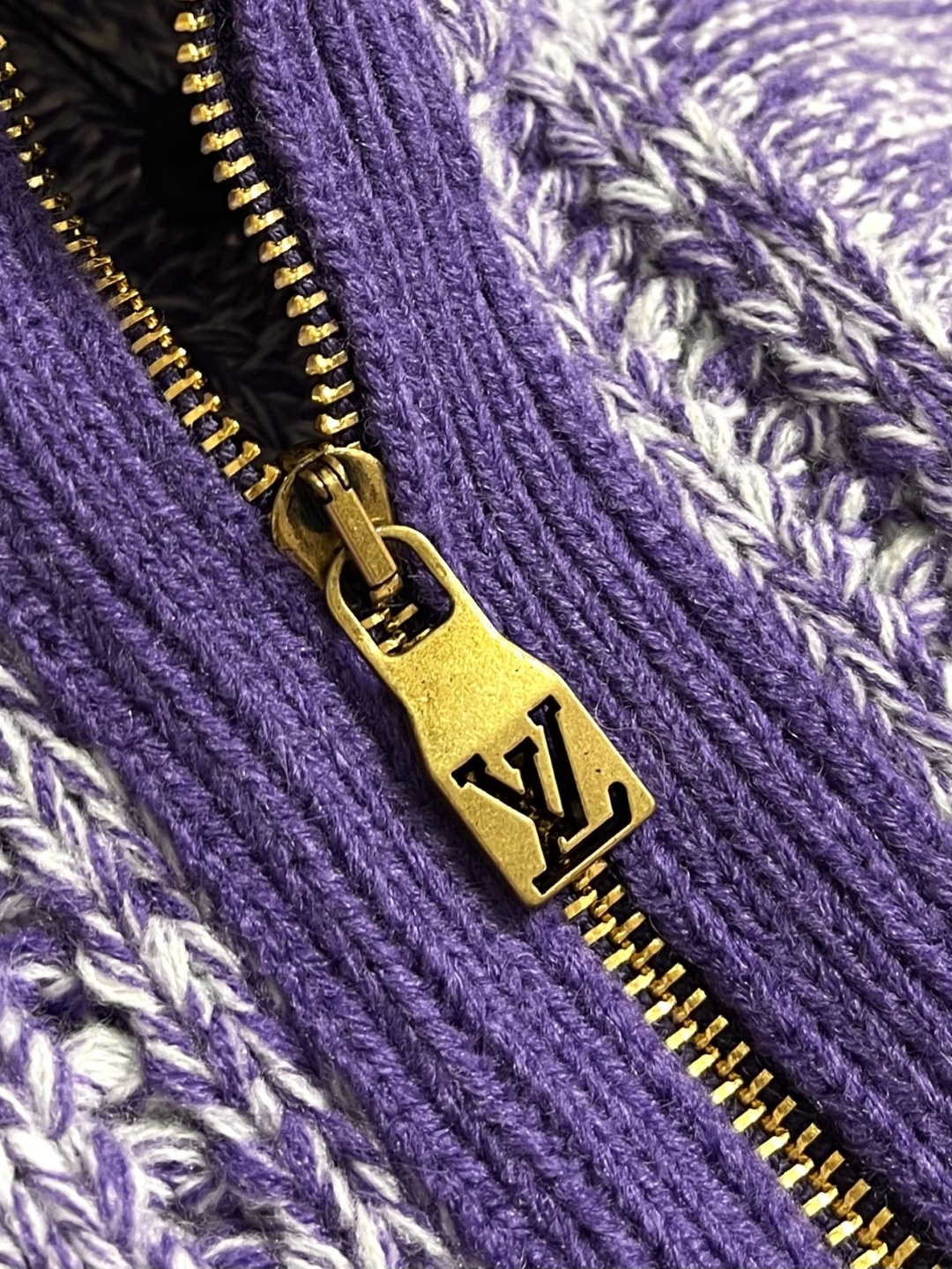 LV 字母徽章半拉链套头流苏针织衫毛衣，这款半拉链针织衫选用彩点混纺羊毛纱线，将深紫、浅紫与米白纱线进行