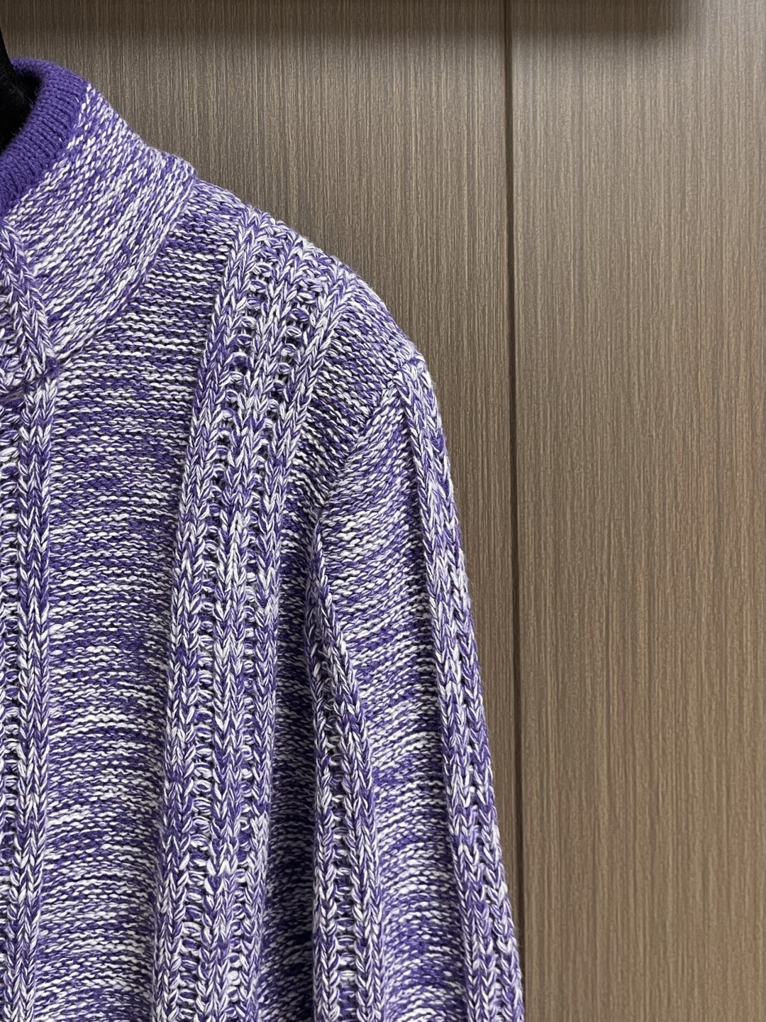 LV 字母徽章半拉链套头流苏针织衫毛衣，这款半拉链针织衫选用彩点混纺羊毛纱线，将深紫、浅紫与米白纱线进行
