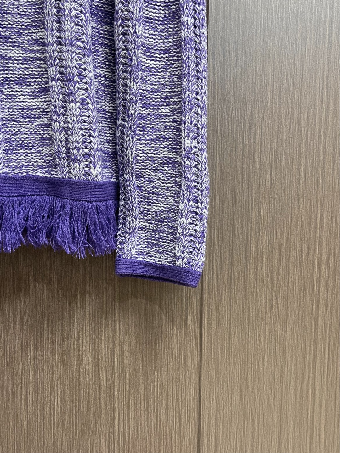 LV 字母徽章半拉链套头流苏针织衫毛衣，这款半拉链针织衫选用彩点混纺羊毛纱线，将深紫、浅紫与米白纱线进行