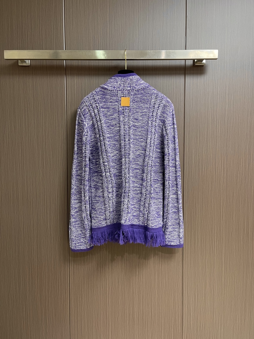 LV 字母徽章半拉链套头流苏针织衫毛衣，这款半拉链针织衫选用彩点混纺羊毛纱线，将深紫、浅紫与米白纱线进行