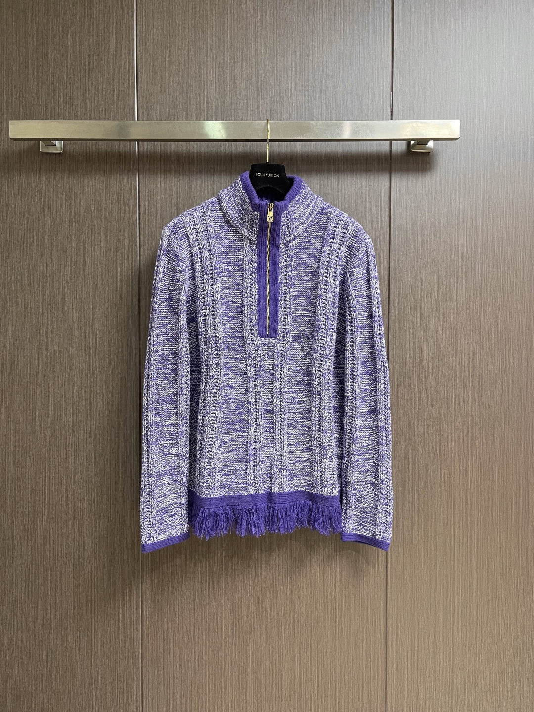 LV 字母徽章半拉链套头流苏针织衫毛衣，这款半拉链针织衫选用彩点混纺羊毛纱线，将深紫、浅紫与米白纱线进行