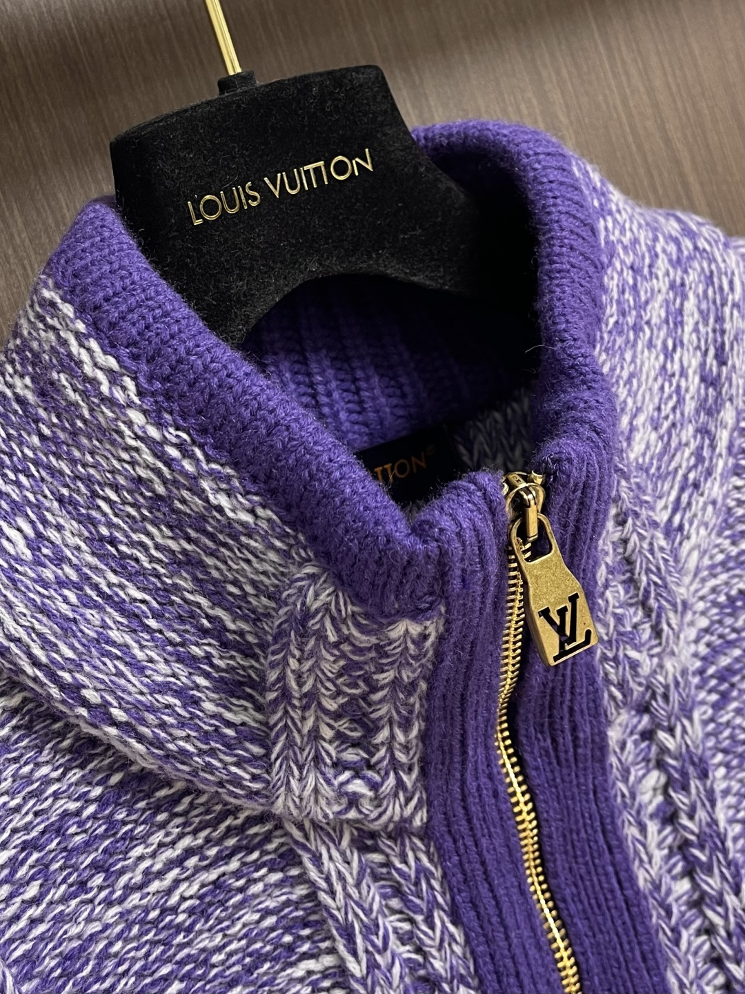 LV 字母徽章半拉链套头流苏针织衫毛衣，这款半拉链针织衫选用彩点混纺羊毛纱线，将深紫、浅紫与米白纱线进行