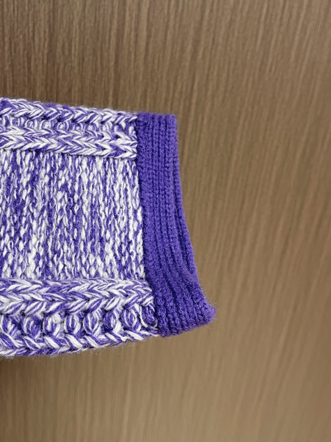 LV 字母徽章半拉链套头流苏针织衫毛衣，这款半拉链针织衫选用彩点混纺羊毛纱线，将深紫、浅紫与米白纱线进行