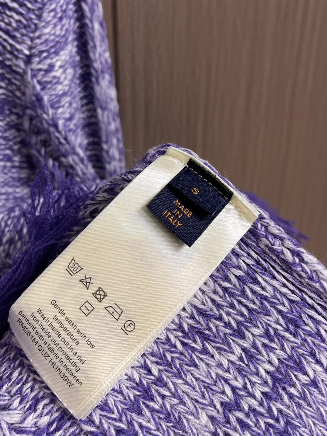 LV 字母徽章半拉链套头流苏针织衫毛衣，这款半拉链针织衫选用彩点混纺羊毛纱线，将深紫、浅紫与米白纱线进行