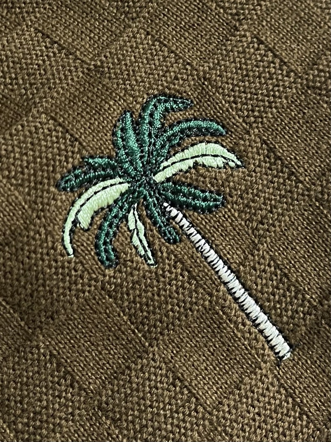 LV 2026SS早春新款圆领针织毛衣，采用浓郁的棕色纹理Der针织面料。它装饰着2026年春夏秀的标志