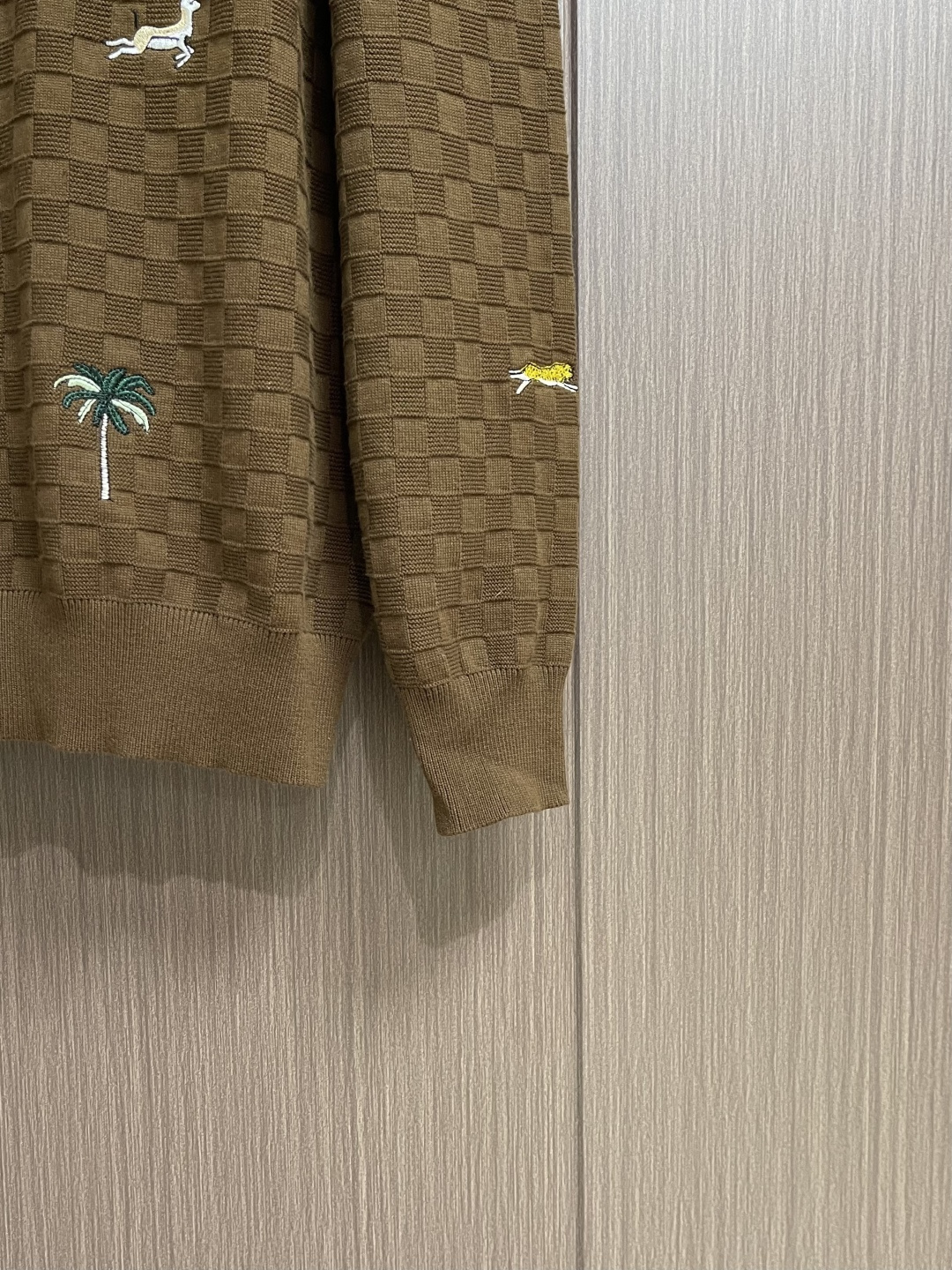 LV 2026SS早春新款圆领针织毛衣，采用浓郁的棕色纹理Der针织面料。它装饰着2026年春夏秀的标志