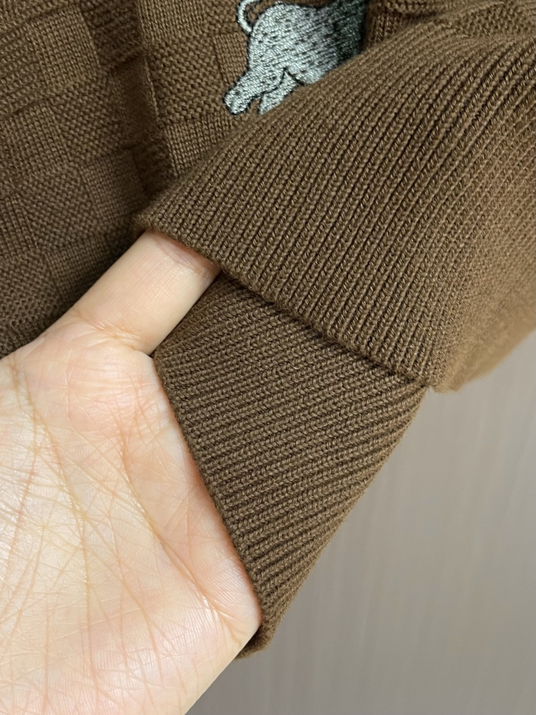 LV 2026SS早春新款圆领针织毛衣，采用浓郁的棕色纹理Der针织面料。它装饰着2026年春夏秀的标志