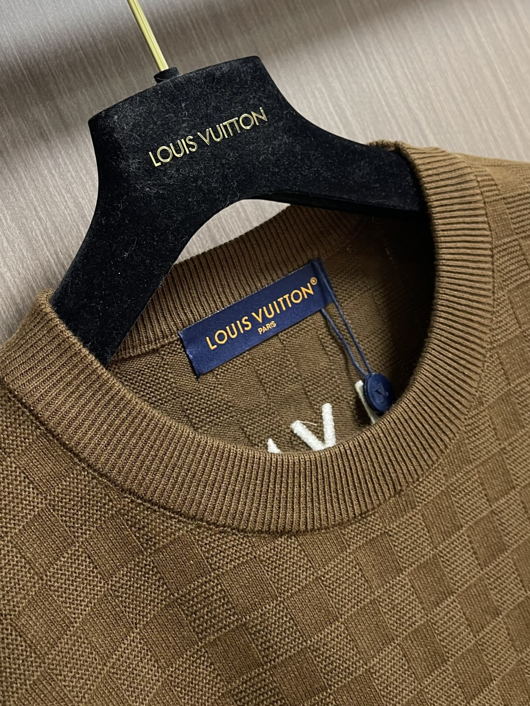 LV 2026SS早春新款圆领针织毛衣，采用浓郁的棕色纹理Der针织面料。它装饰着2026年春夏秀的标志