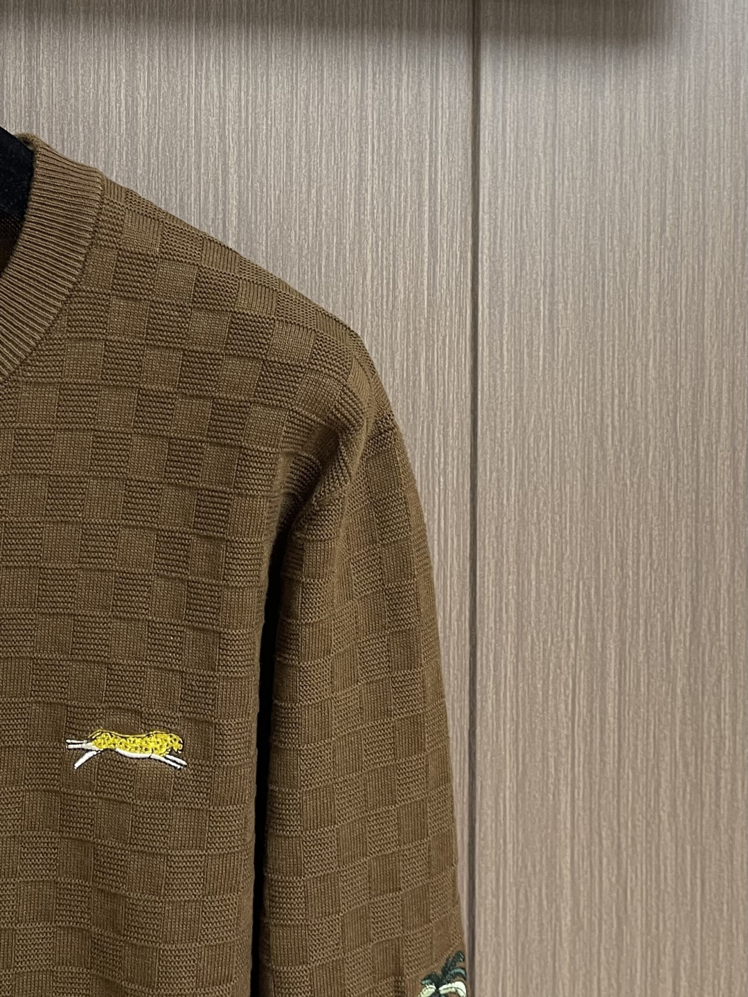 LV 2026SS早春新款圆领针织毛衣，采用浓郁的棕色纹理Der针织面料。它装饰着2026年春夏秀的标志