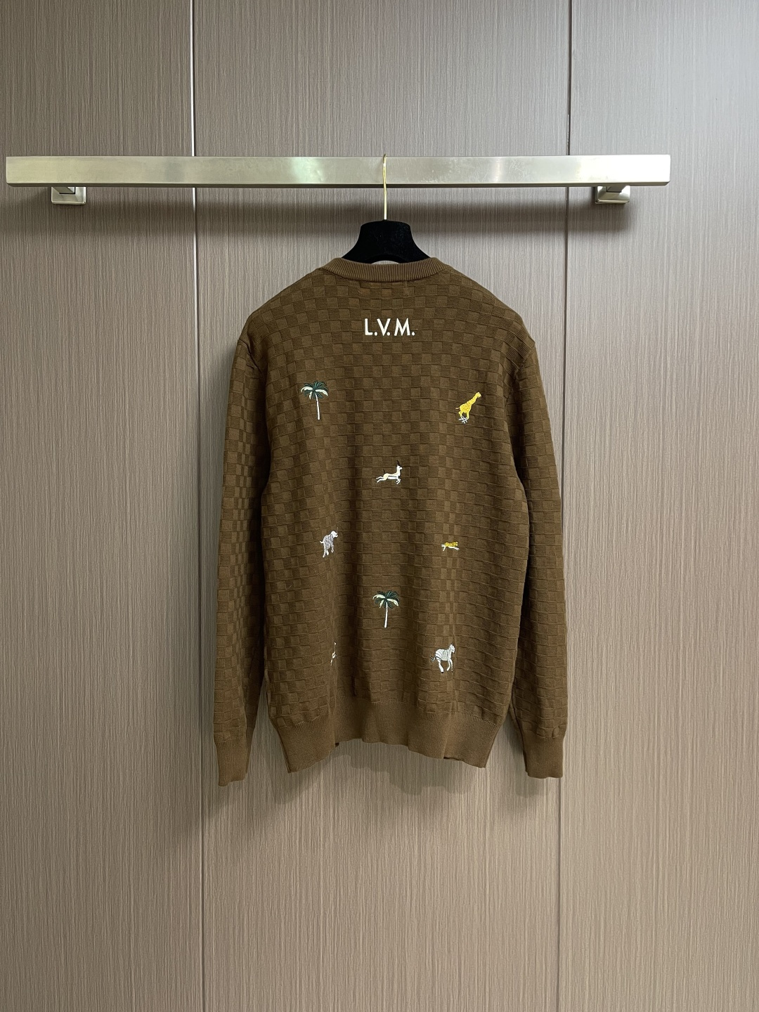 LV 2026SS早春新款圆领针织毛衣，采用浓郁的棕色纹理Der针织面料。它装饰着2026年春夏秀的标志