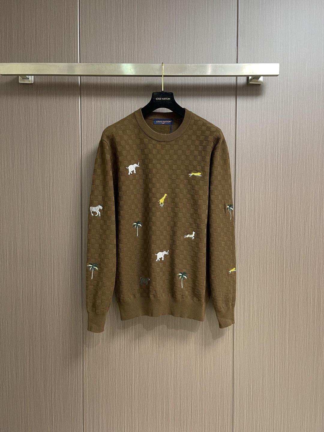 LV 2026SS早春新款圆领针织毛衣，采用浓郁的棕色纹理Der针织面料。它装饰着2026年春夏秀的标志