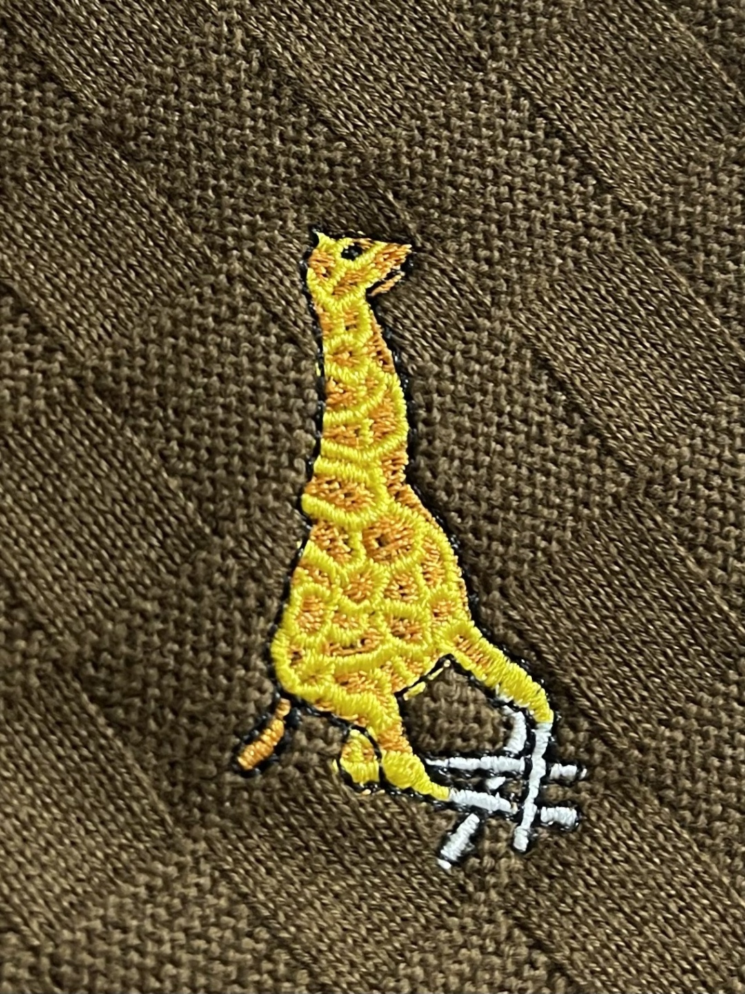 LV 2026SS早春新款圆领针织毛衣，采用浓郁的棕色纹理Der针织面料。它装饰着2026年春夏秀的标志