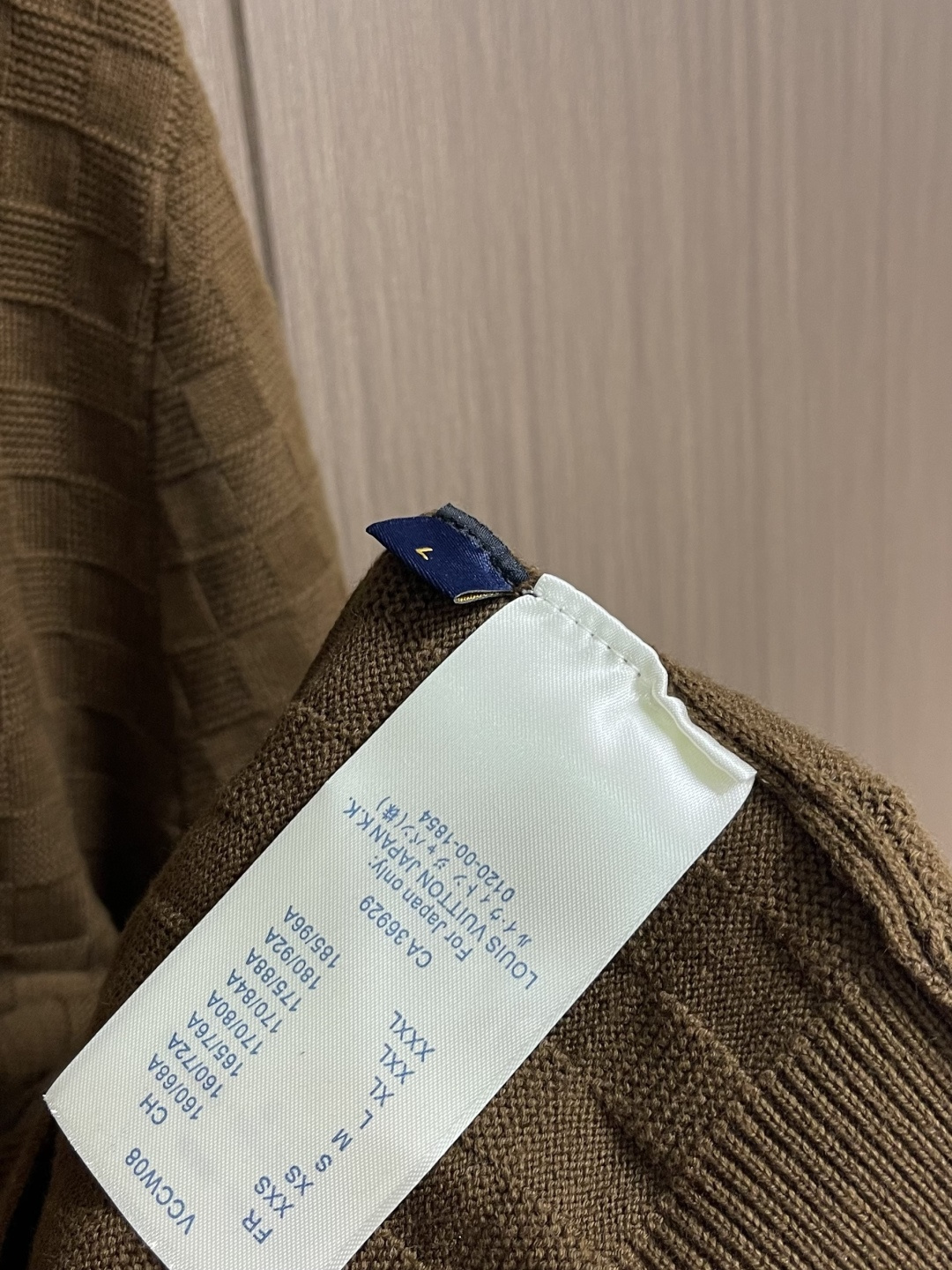 LV 2026SS早春新款圆领针织毛衣，采用浓郁的棕色纹理Der针织面料。它装饰着2026年春夏秀的标志