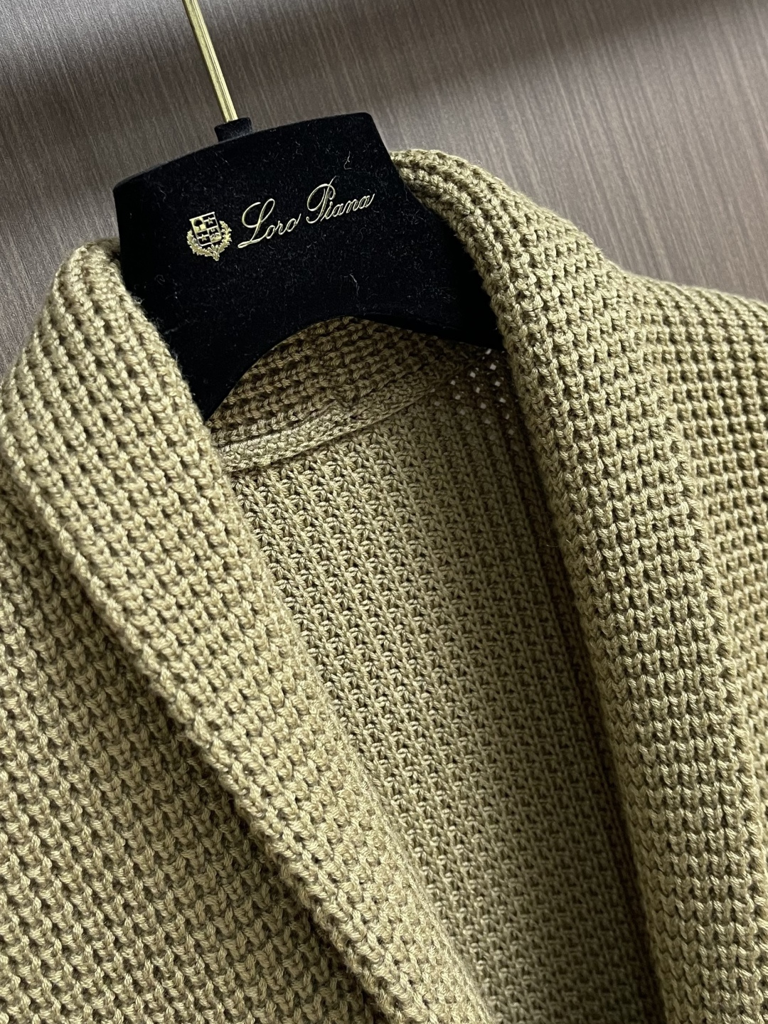 lp🆕 LoroPiana 新款老钱风休闲针织毛衣开衫，触感柔软亲肤，视觉上很精致、有质感、高贵，非常简