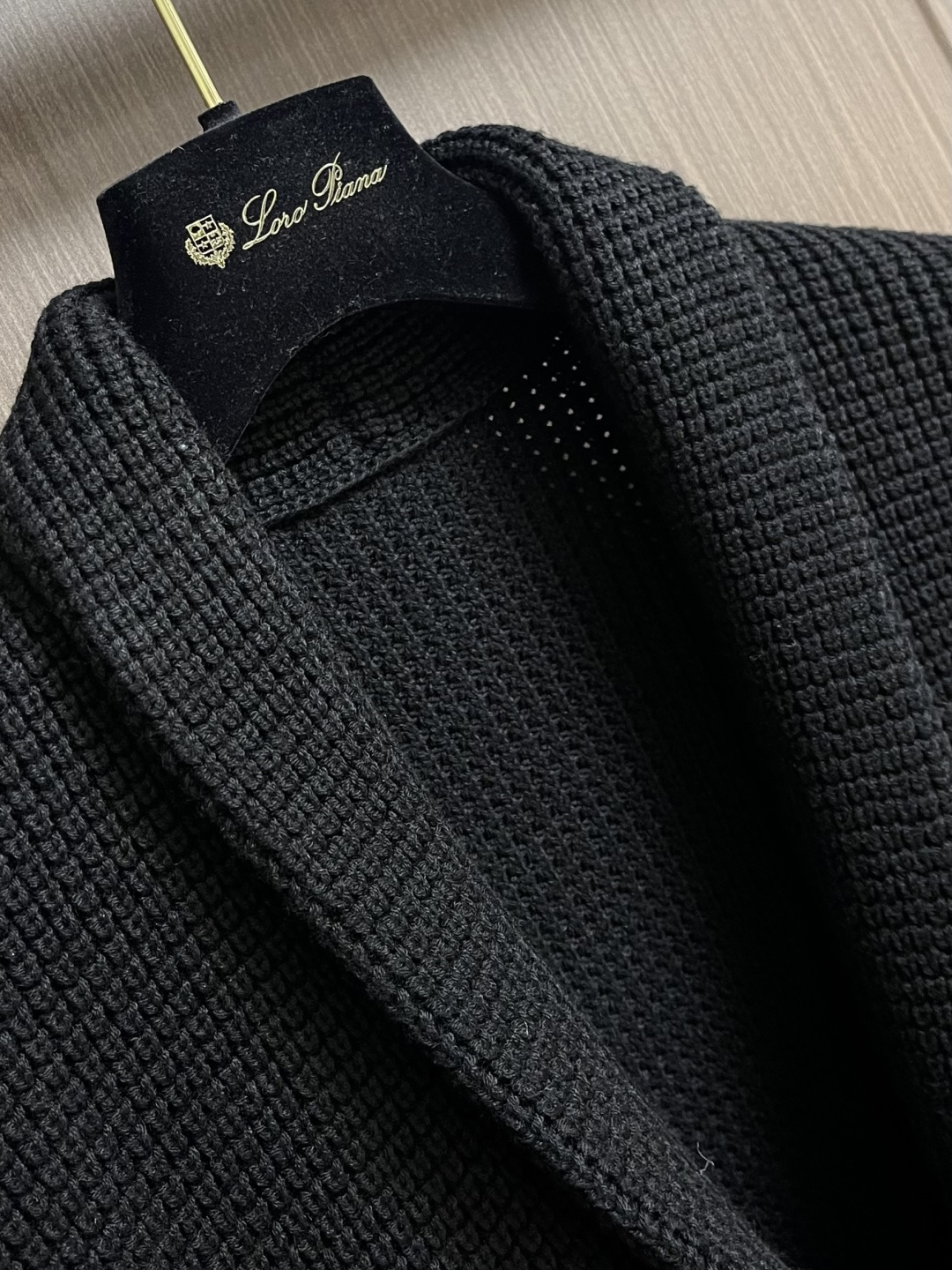 lp🆕 LoroPiana 新款老钱风休闲针织毛衣开衫，触感柔软亲肤，视觉上很精致、有质感、高贵，非常简