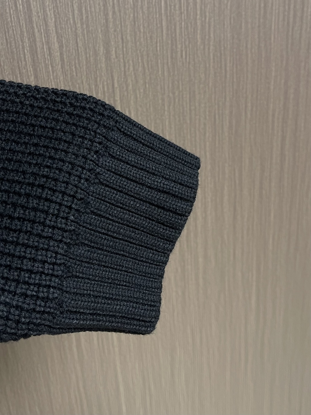 lp🆕 LoroPiana 新款老钱风休闲针织毛衣开衫，触感柔软亲肤，视觉上很精致、有质感、高贵，非常简