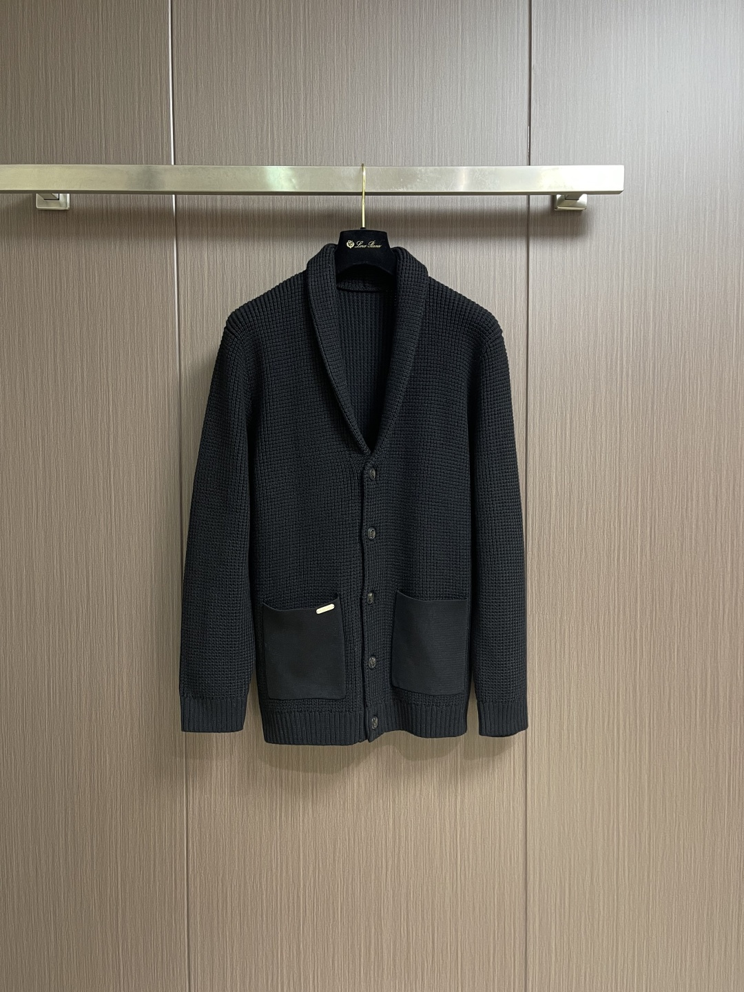 lp🆕 LoroPiana 新款老钱风休闲针织毛衣开衫，触感柔软亲肤，视觉上很精致、有质感、高贵，非常简