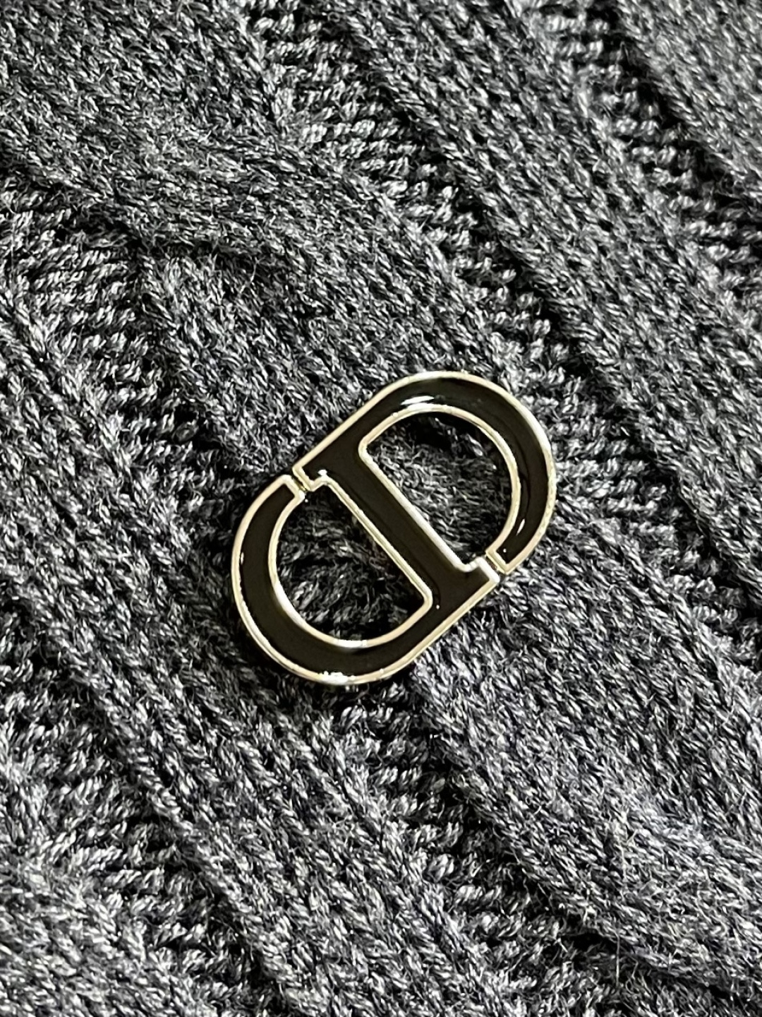 Dior 2026ss早春新款羊毛针织拉链开衫毛衣，麻花织发打破传统羊毛的单调感，彰显个性与不羁。立体剪