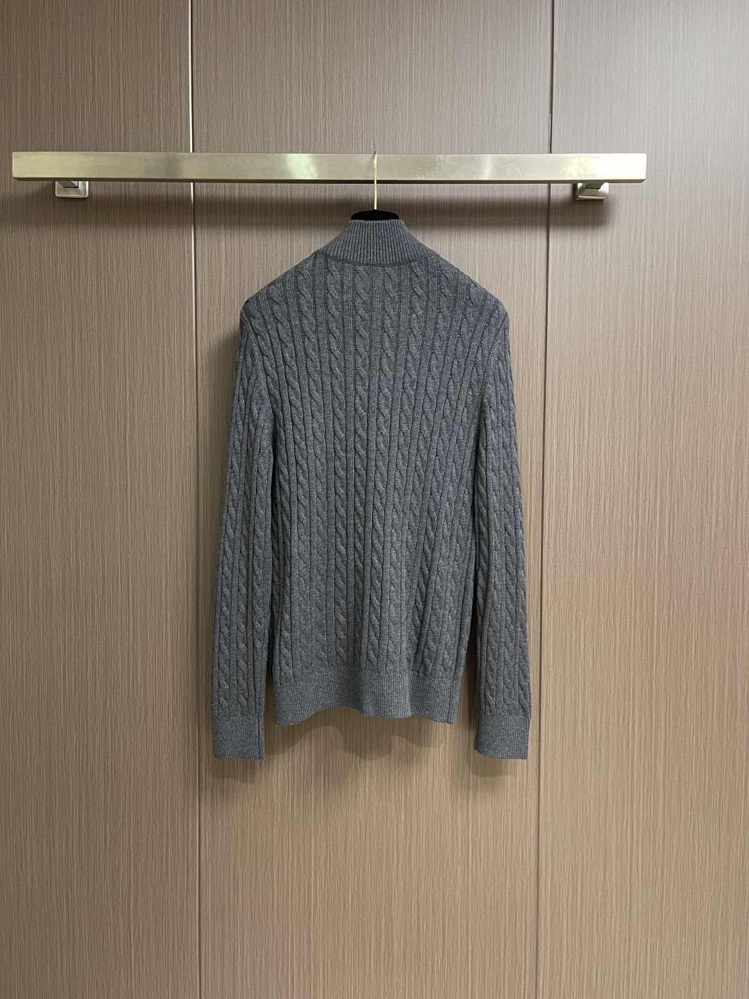 Dior 2026ss早春新款羊毛针织拉链开衫毛衣，麻花织发打破传统羊毛的单调感，彰显个性与不羁。立体剪