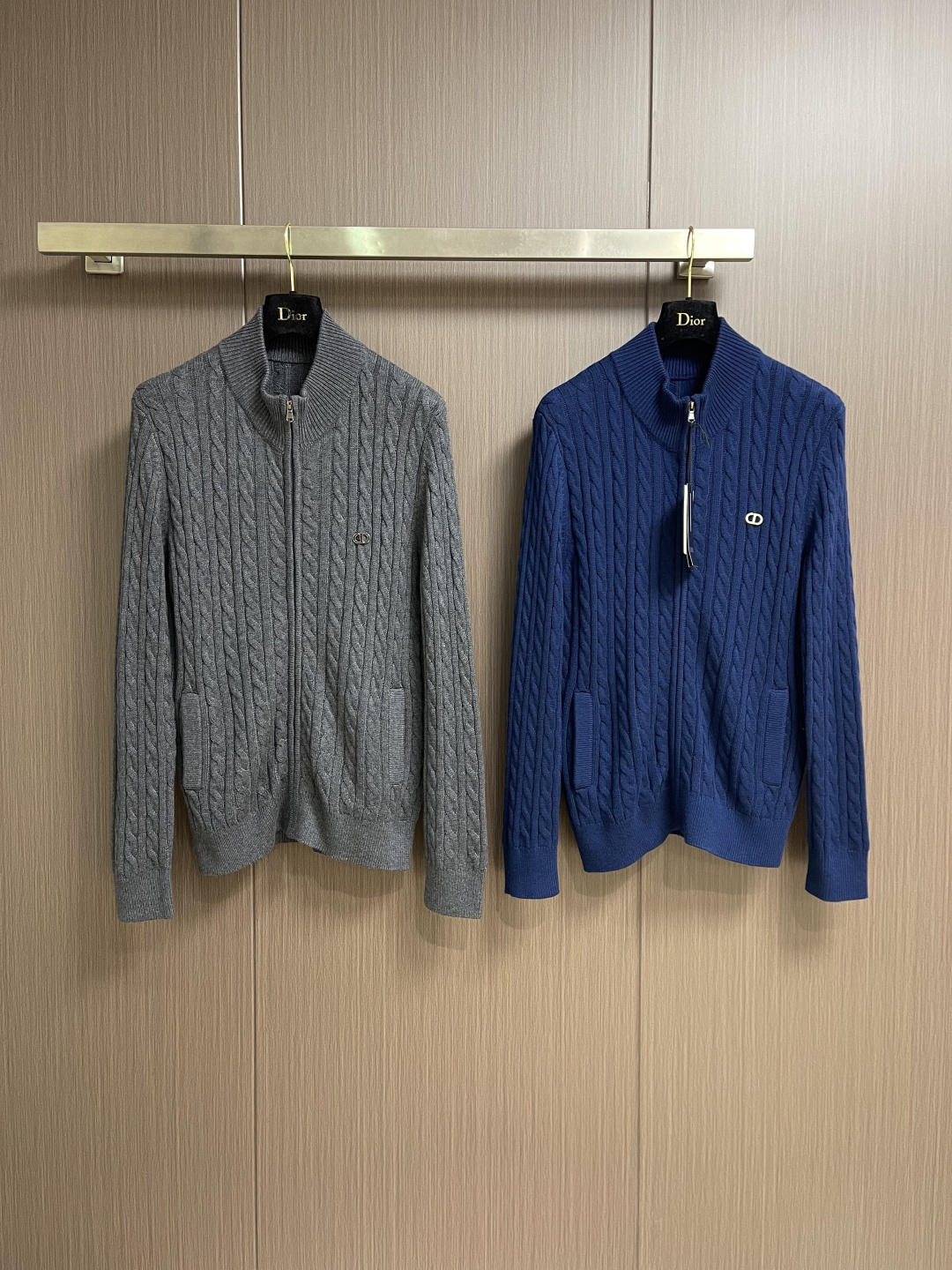 Dior 2026ss早春新款羊毛针织拉链开衫毛衣，麻花织发打破传统羊毛的单调感，彰显个性与不羁。立体剪