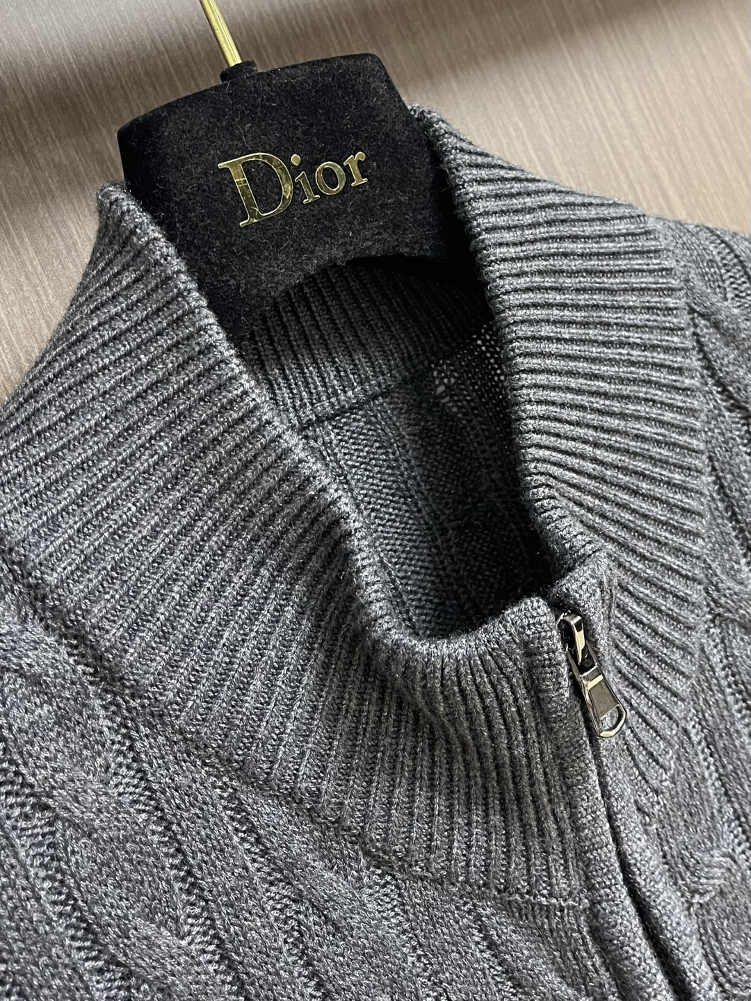 Dior 2026ss早春新款羊毛针织拉链开衫毛衣，麻花织发打破传统羊毛的单调感，彰显个性与不羁。立体剪
