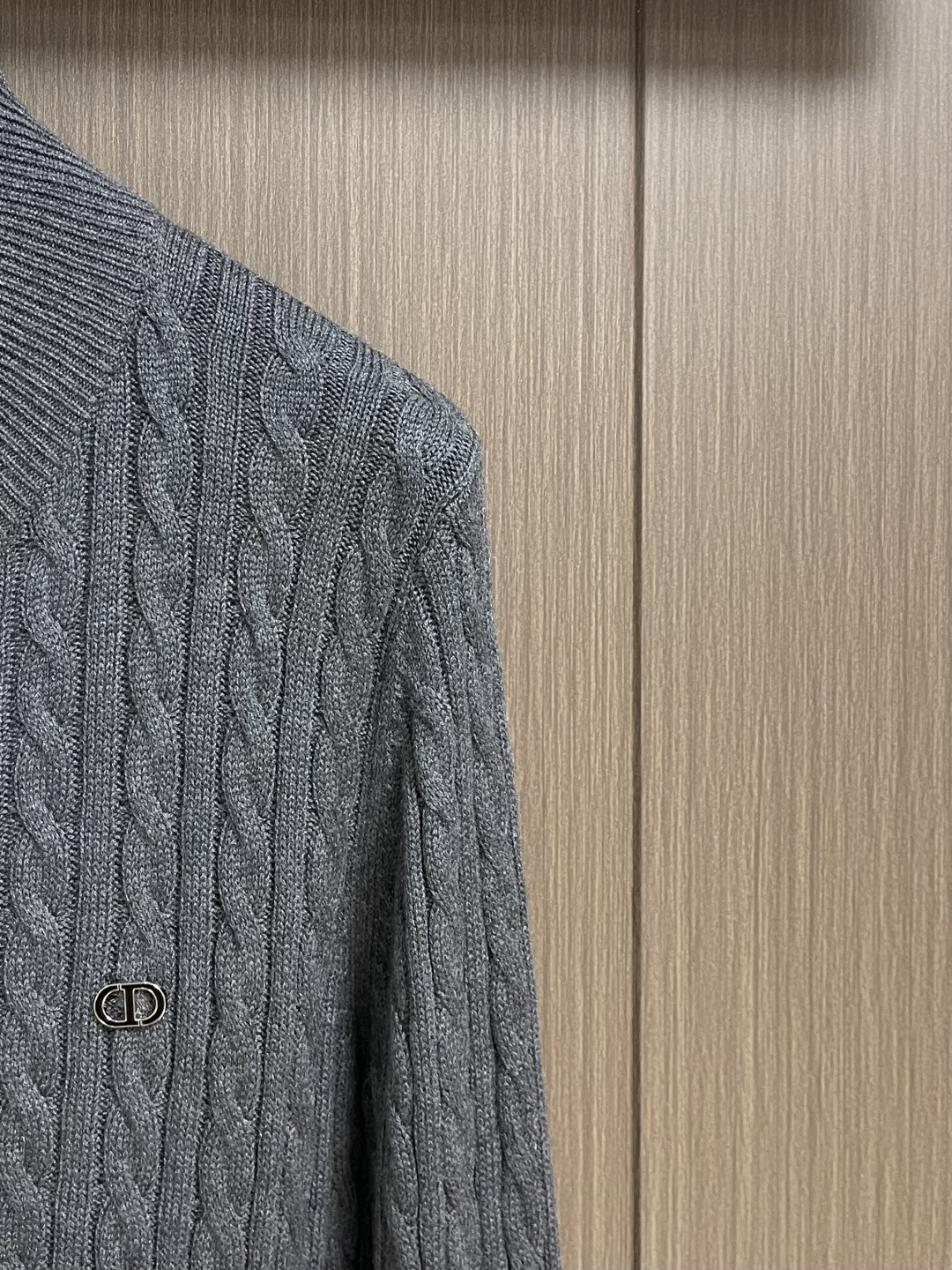 Dior 2026ss早春新款羊毛针织拉链开衫毛衣，麻花织发打破传统羊毛的单调感，彰显个性与不羁。立体剪