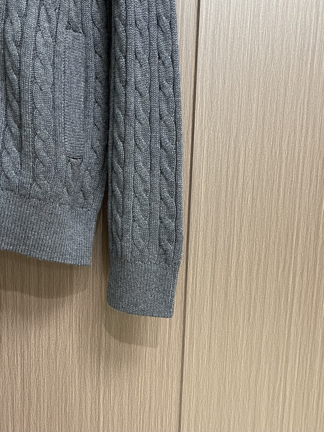 Dior 2026ss早春新款羊毛针织拉链开衫毛衣，麻花织发打破传统羊毛的单调感，彰显个性与不羁。立体剪