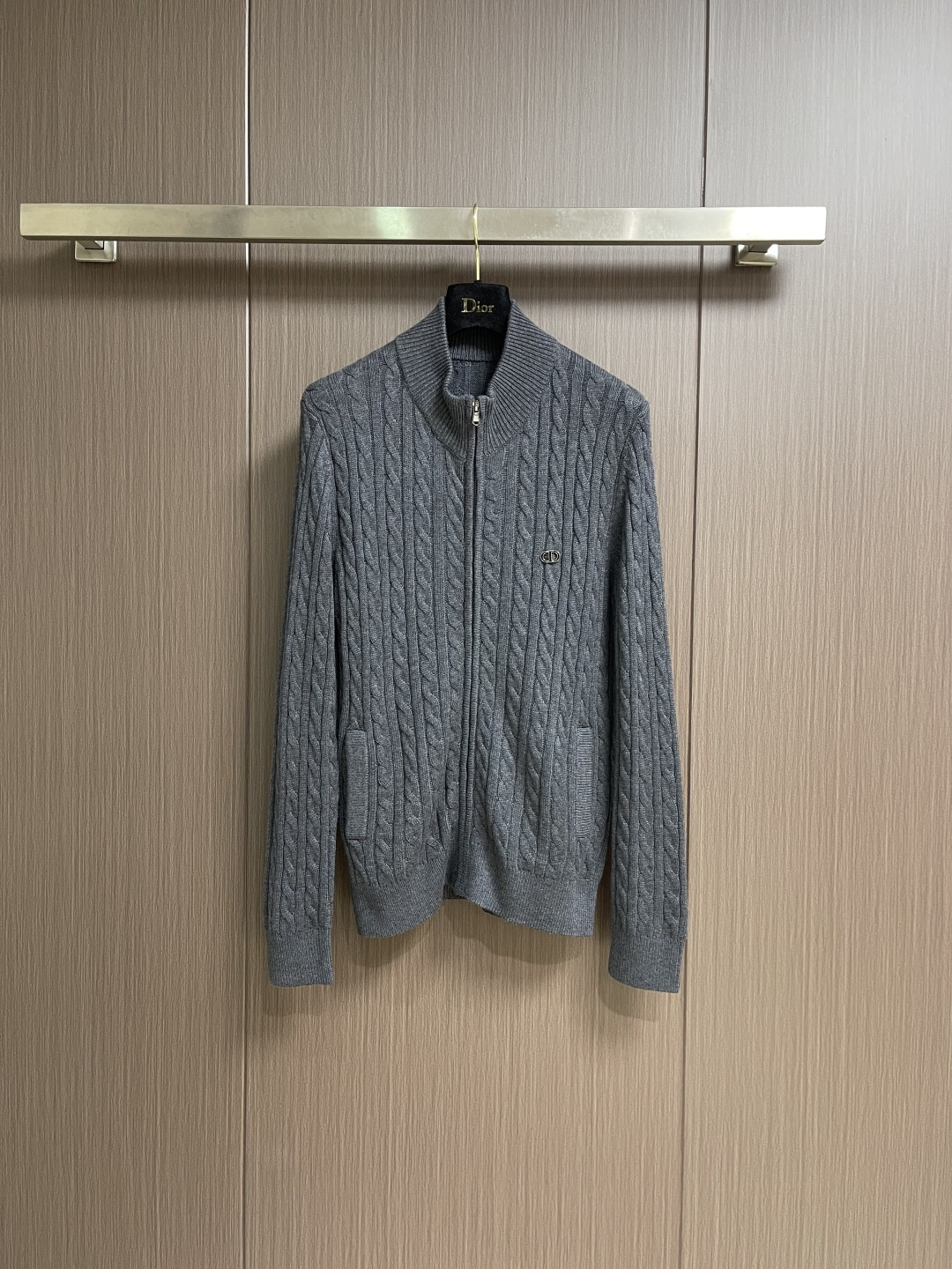 Dior 2026ss早春新款羊毛针织拉链开衫毛衣，麻花织发打破传统羊毛的单调感，彰显个性与不羁。立体剪