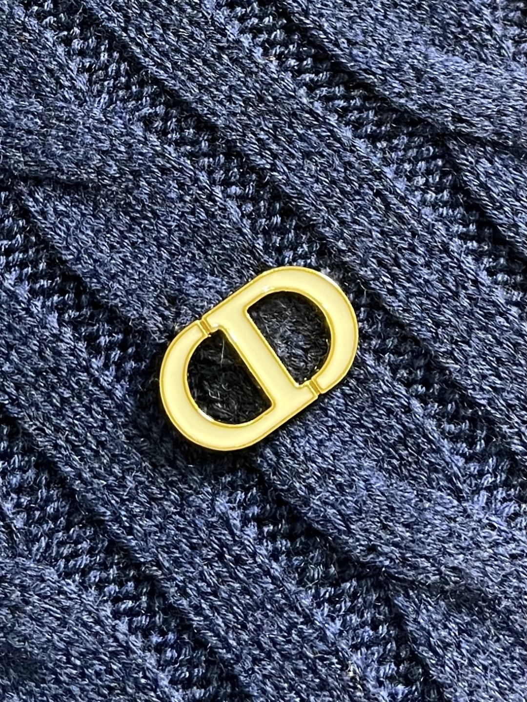 Dior 2026ss早春新款羊毛针织拉链开衫毛衣，麻花织发打破传统羊毛的单调感，彰显个性与不羁。立体剪