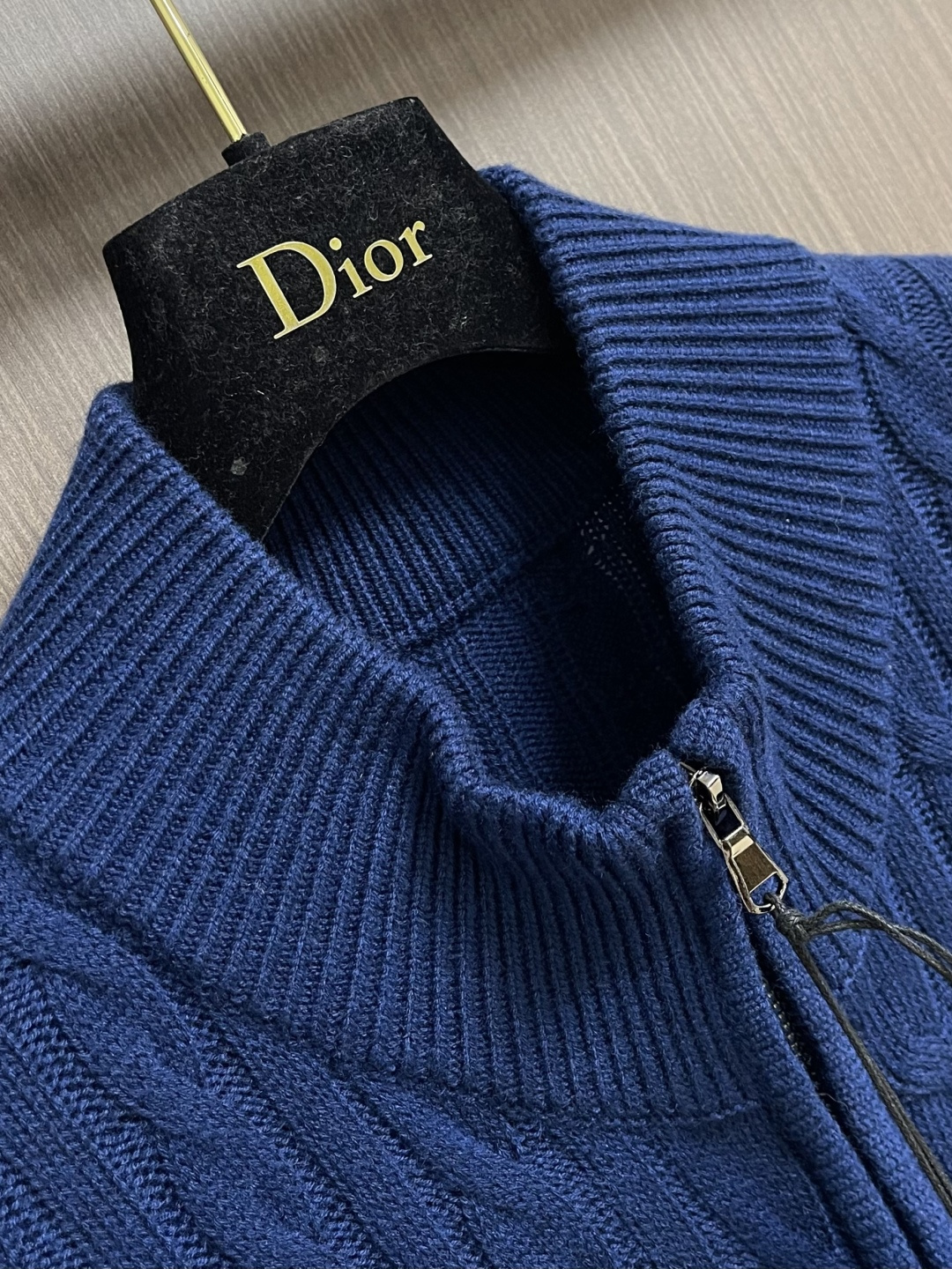 Dior 2026ss早春新款羊毛针织拉链开衫毛衣，麻花织发打破传统羊毛的单调感，彰显个性与不羁。立体剪
