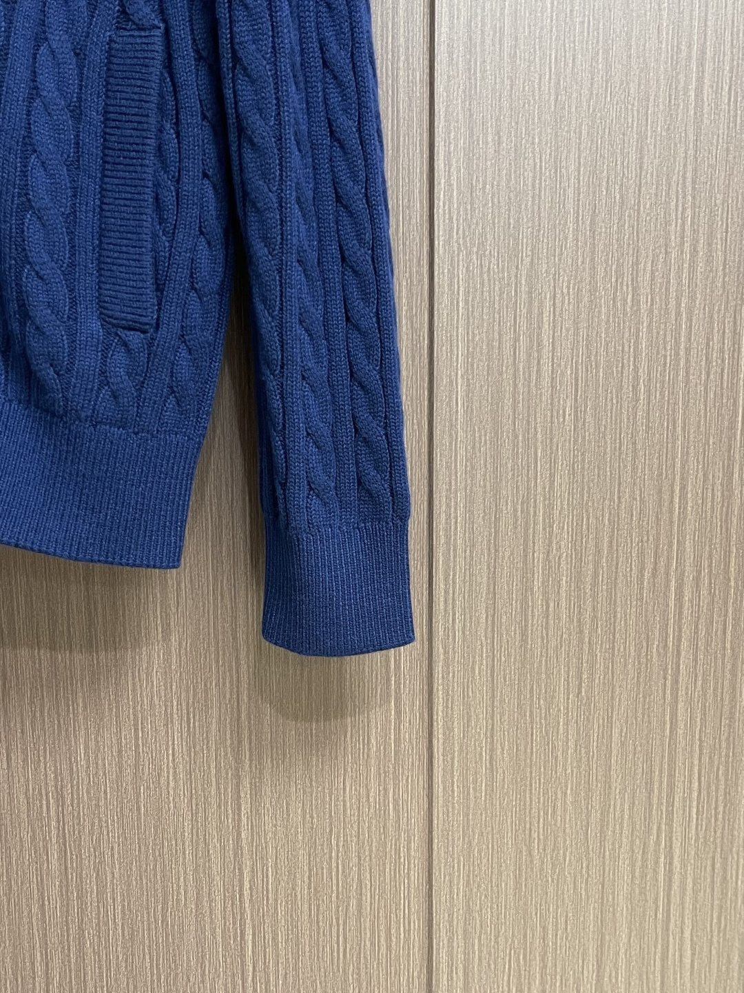 Dior 2026ss早春新款羊毛针织拉链开衫毛衣，麻花织发打破传统羊毛的单调感，彰显个性与不羁。立体剪