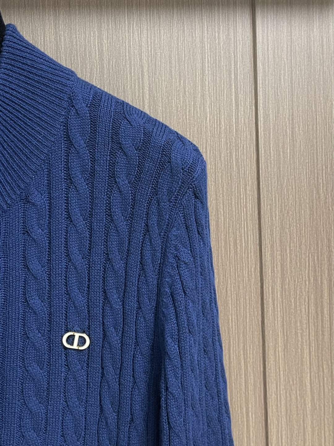 Dior 2026ss早春新款羊毛针织拉链开衫毛衣，麻花织发打破传统羊毛的单调感，彰显个性与不羁。立体剪