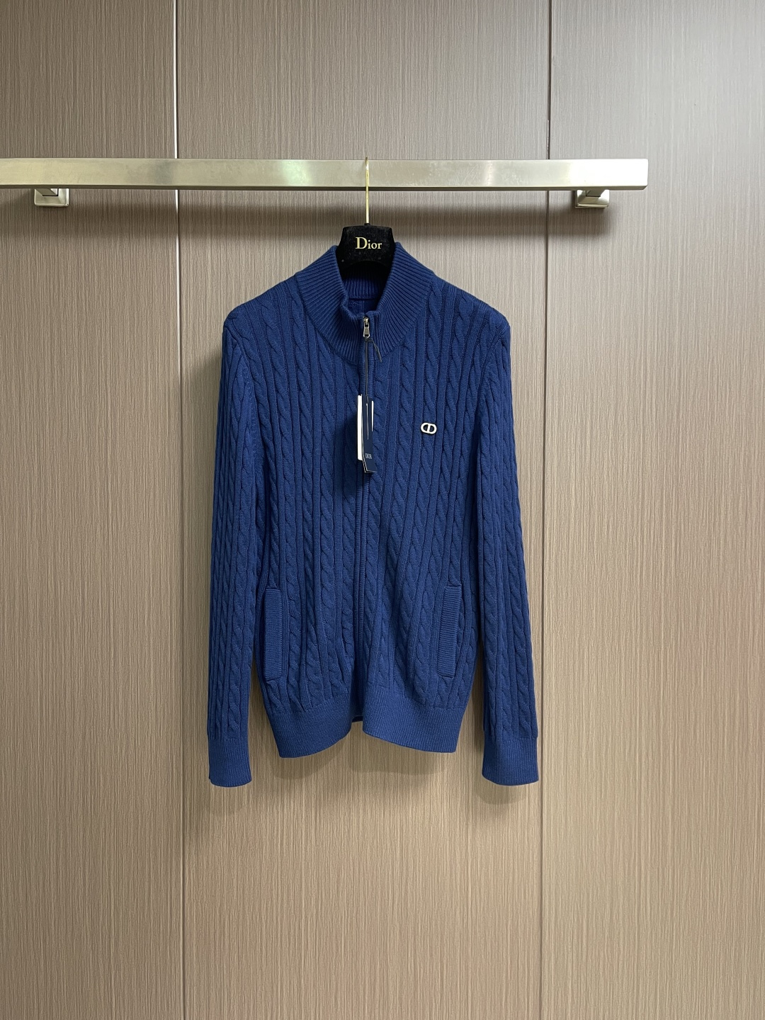 Dior 2026ss早春新款羊毛针织拉链开衫毛衣，麻花织发打破传统羊毛的单调感，彰显个性与不羁。立体剪