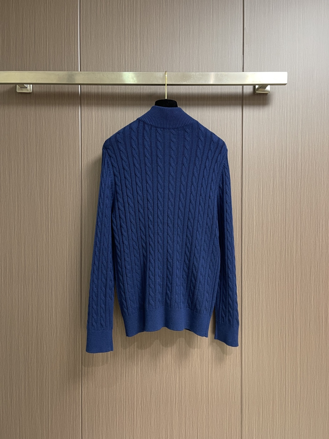 Dior 2026ss早春新款羊毛针织拉链开衫毛衣，麻花织发打破传统羊毛的单调感，彰显个性与不羁。立体剪