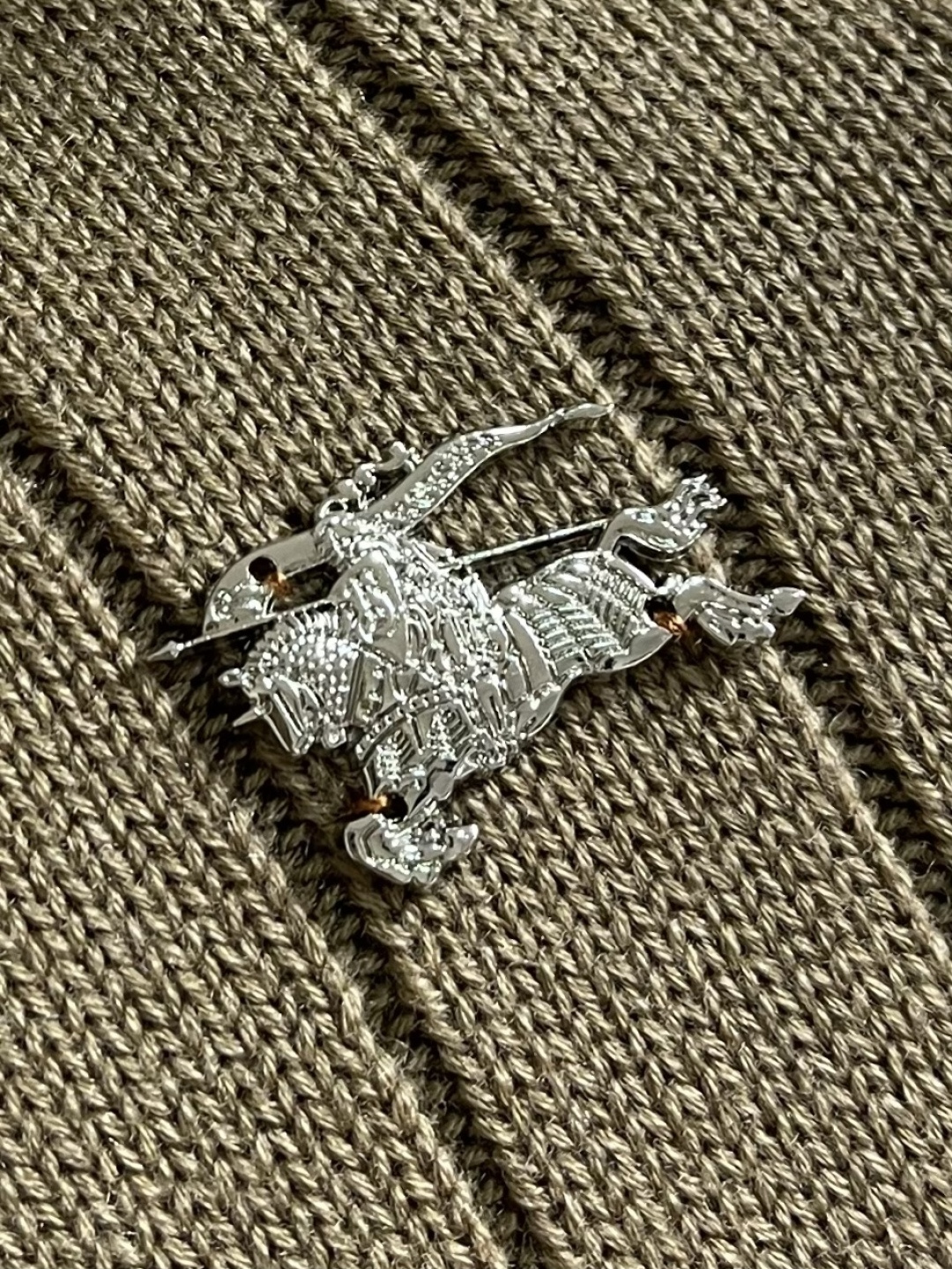 Burberry 2026ss早春新款战马五金标识针织开衫，本款融人提花精纺工艺与五金马术骑士徽标点缀，