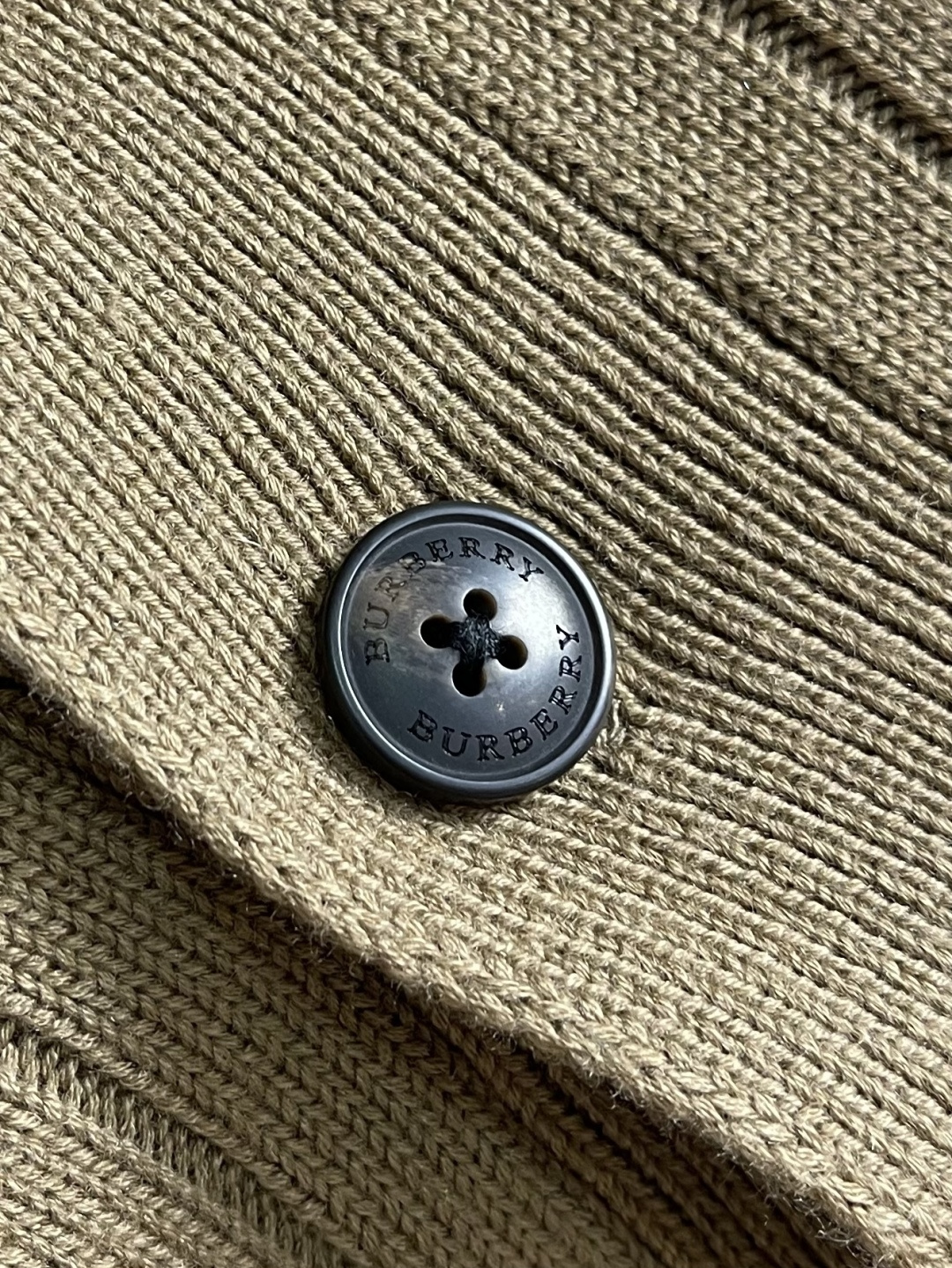 Burberry 2026ss早春新款战马五金标识针织开衫，本款融人提花精纺工艺与五金马术骑士徽标点缀，