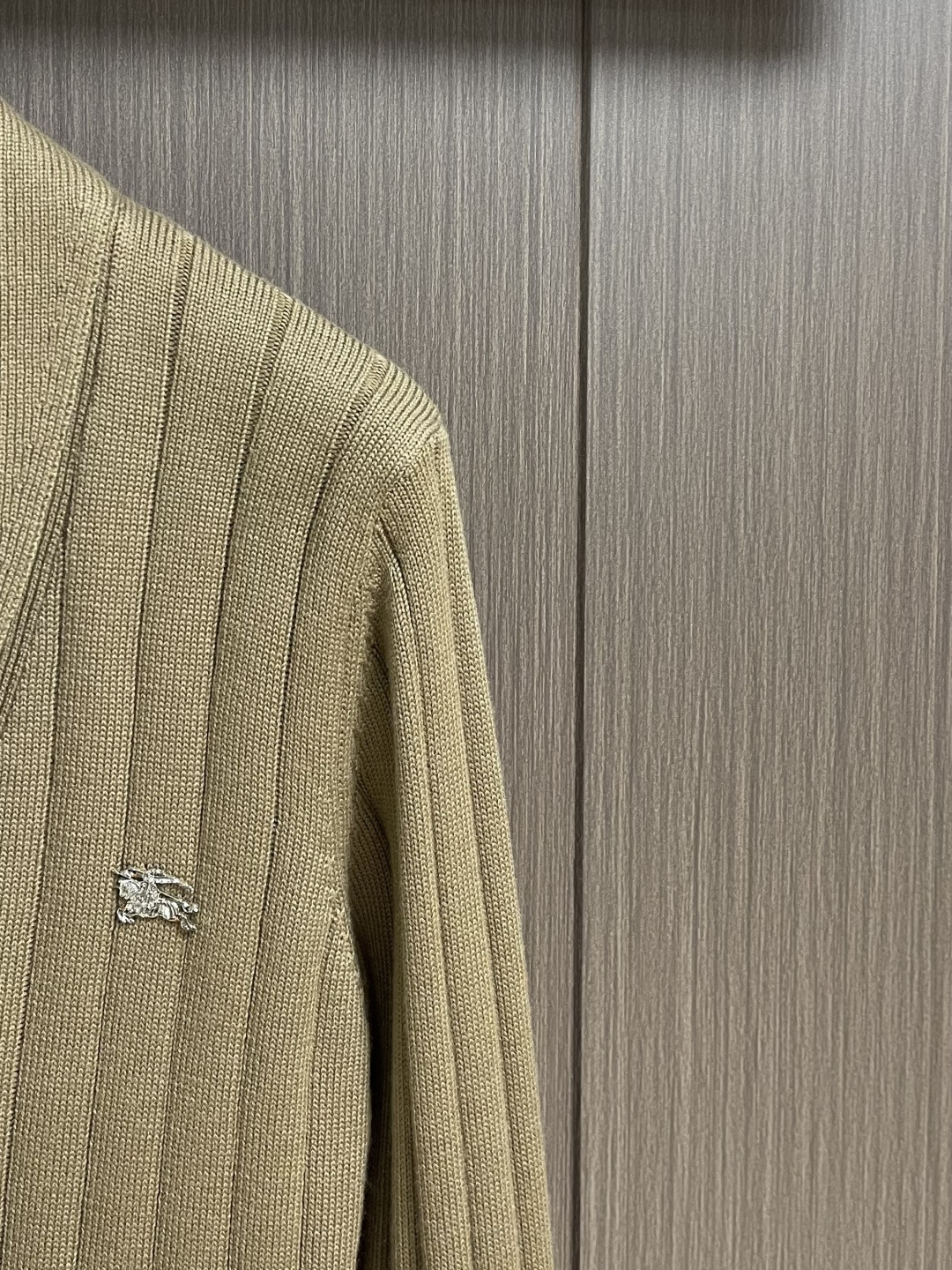 Burberry 2026ss早春新款战马五金标识针织开衫，本款融人提花精纺工艺与五金马术骑士徽标点缀，