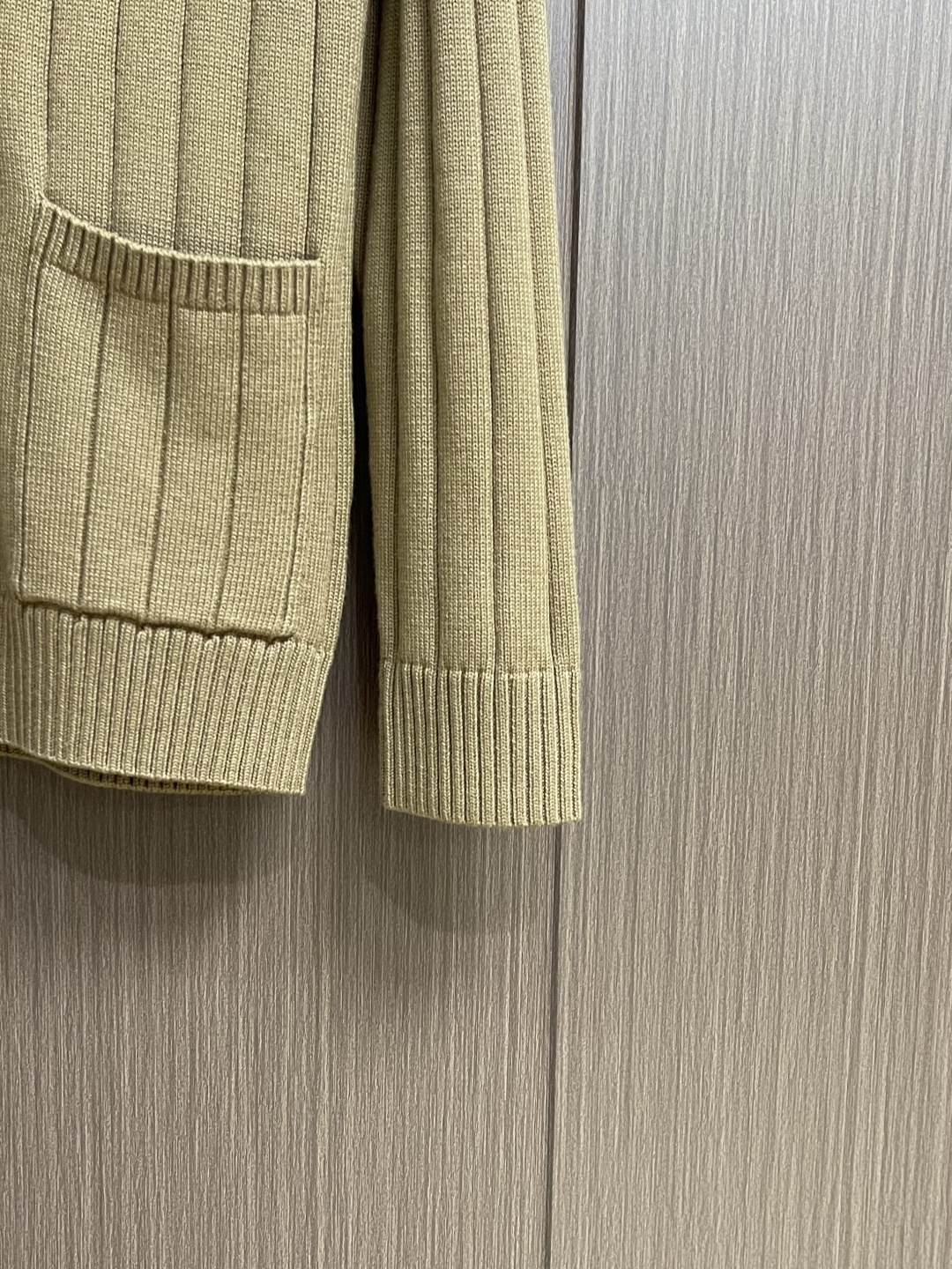 Burberry 2026ss早春新款战马五金标识针织开衫，本款融人提花精纺工艺与五金马术骑士徽标点缀，