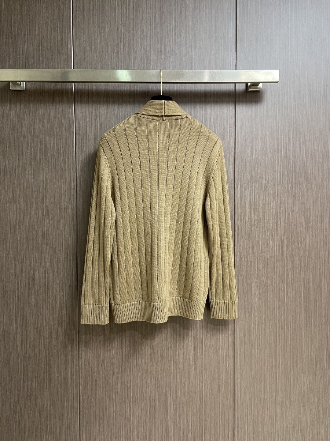 Burberry 2026ss早春新款战马五金标识针织开衫，本款融人提花精纺工艺与五金马术骑士徽标点缀，