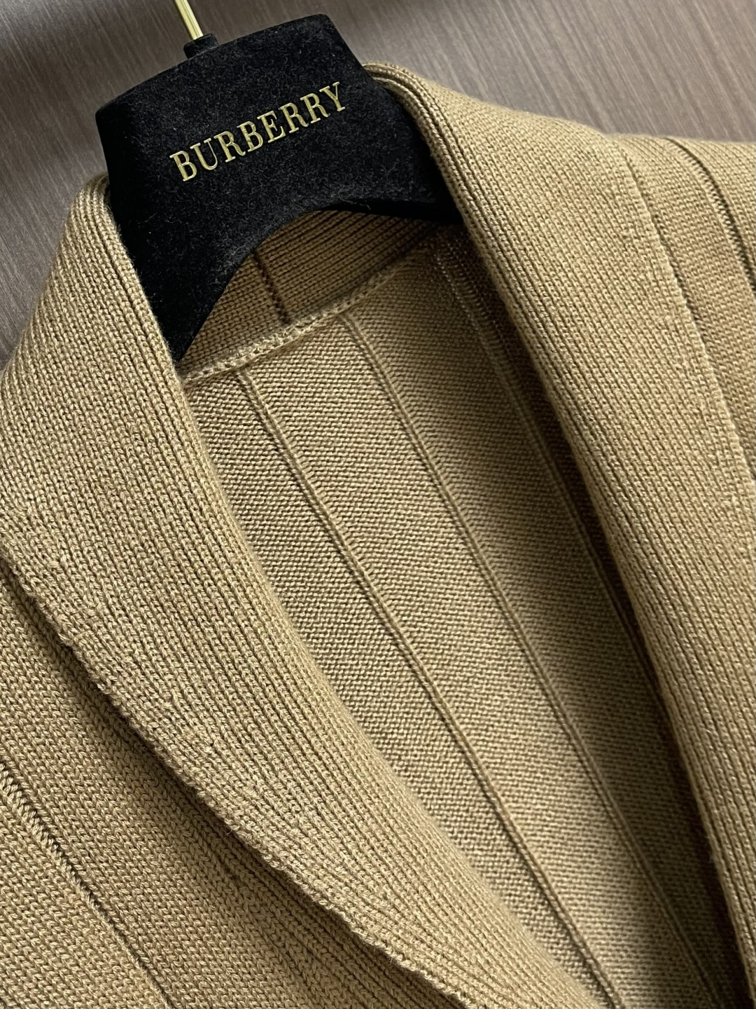 Burberry 2026ss早春新款战马五金标识针织开衫，本款融人提花精纺工艺与五金马术骑士徽标点缀，