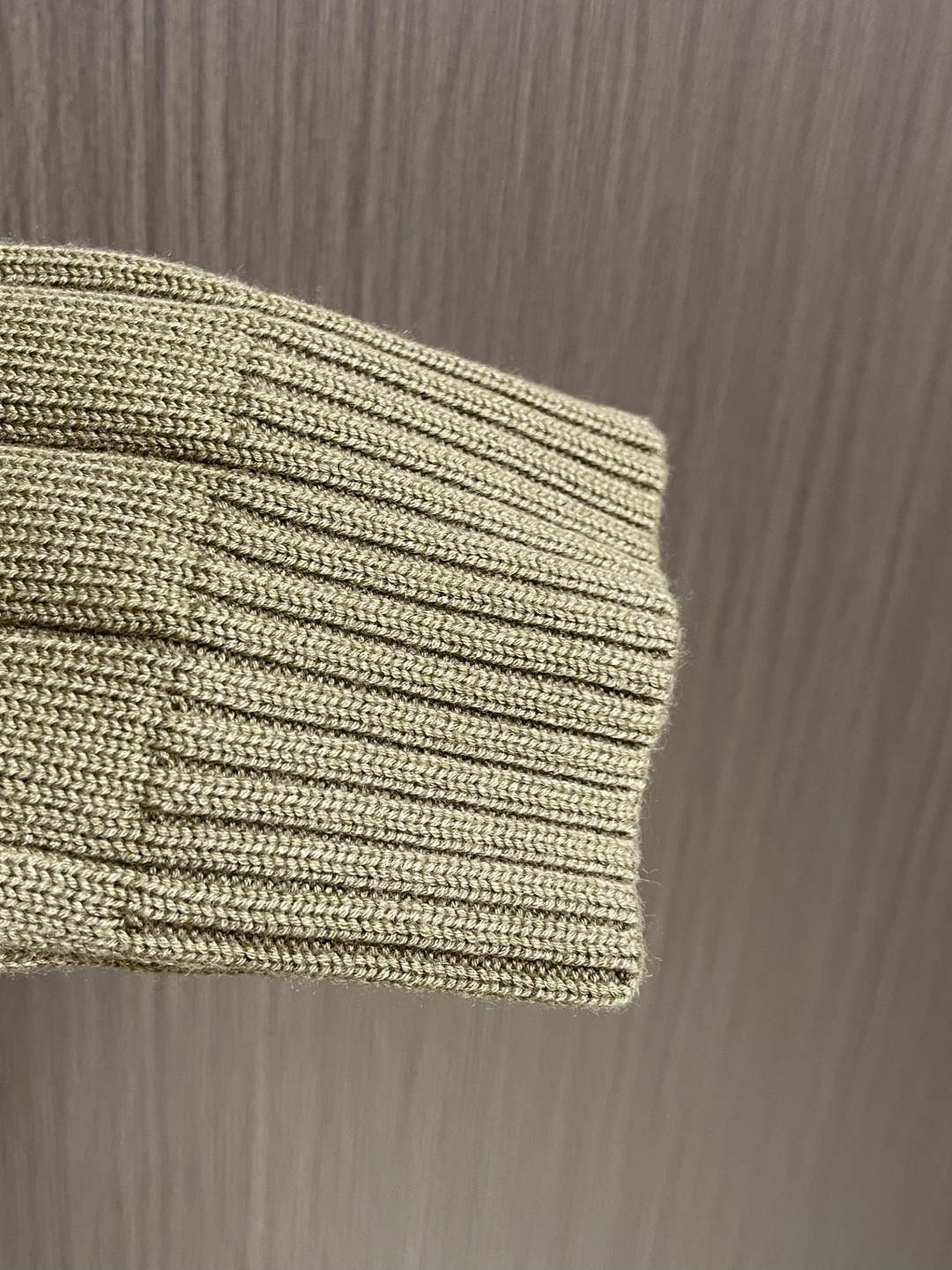 Burberry 2026ss早春新款战马五金标识针织开衫，本款融人提花精纺工艺与五金马术骑士徽标点缀，