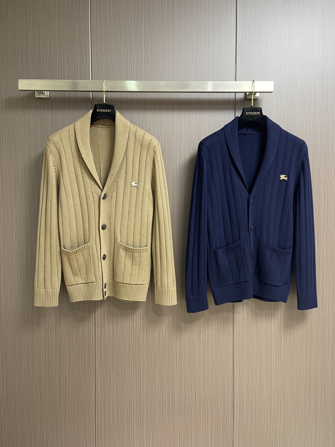 Burberry 2026ss早春新款战马五金标识针织开衫，本款融人提花精纺工艺与五金马术骑士徽标点缀，