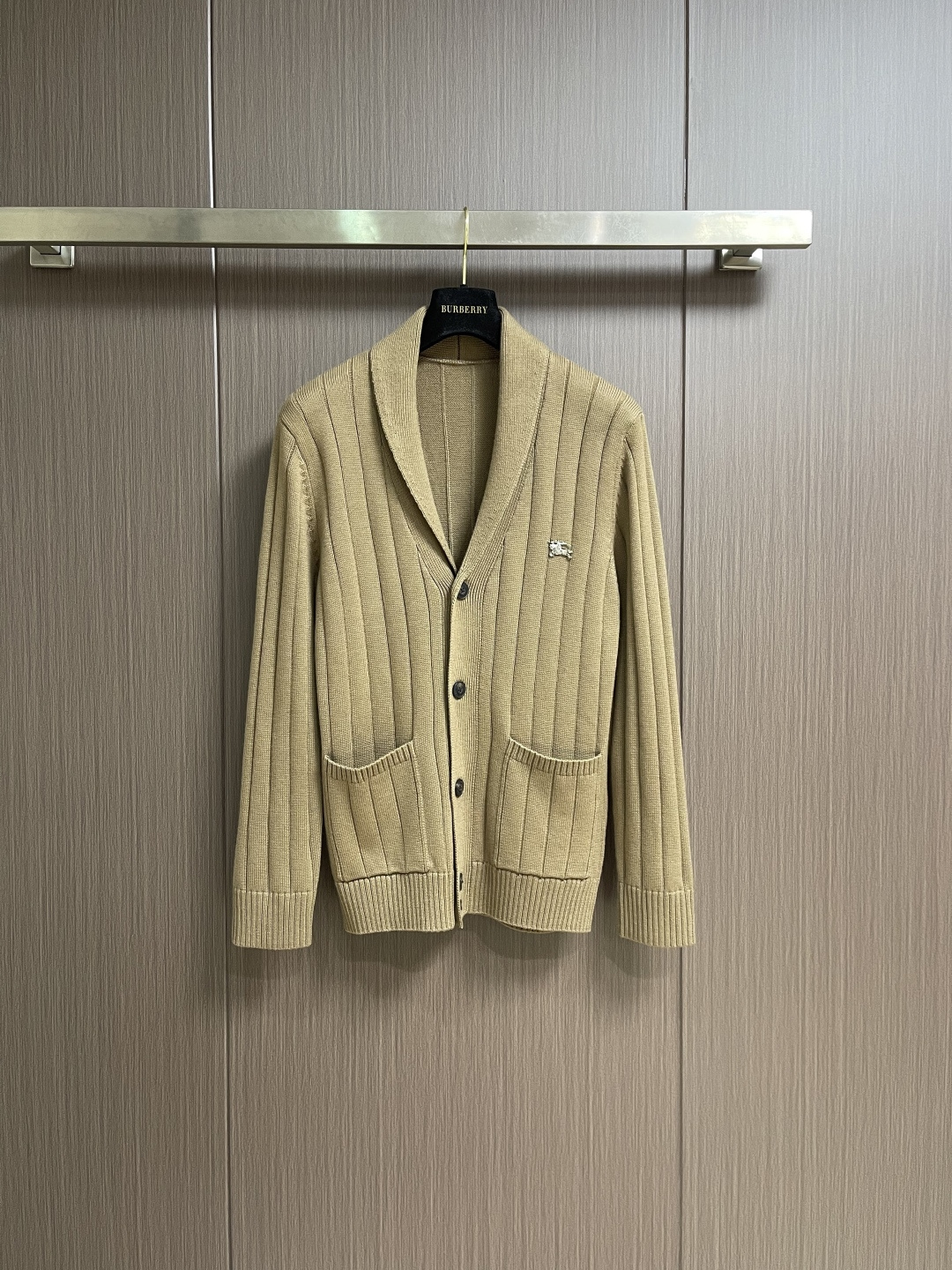 Burberry 2026ss早春新款战马五金标识针织开衫，本款融人提花精纺工艺与五金马术骑士徽标点缀，