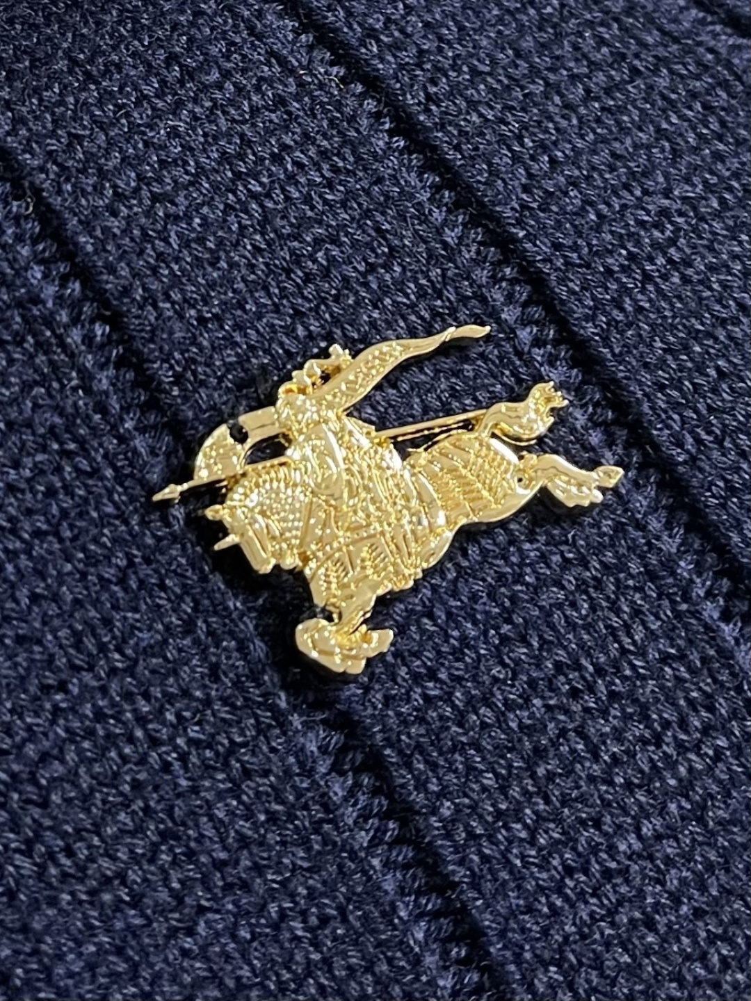 Burberry 2026ss早春新款战马五金标识针织开衫，本款融人提花精纺工艺与五金马术骑士徽标点缀，