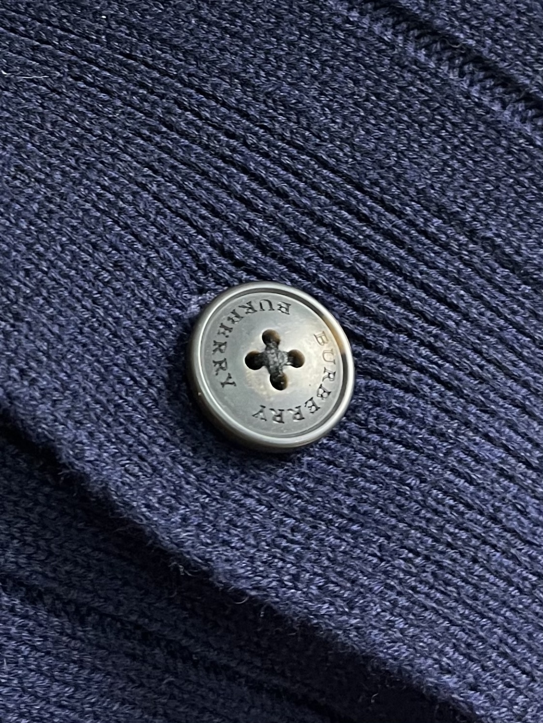 Burberry 2026ss早春新款战马五金标识针织开衫，本款融人提花精纺工艺与五金马术骑士徽标点缀，