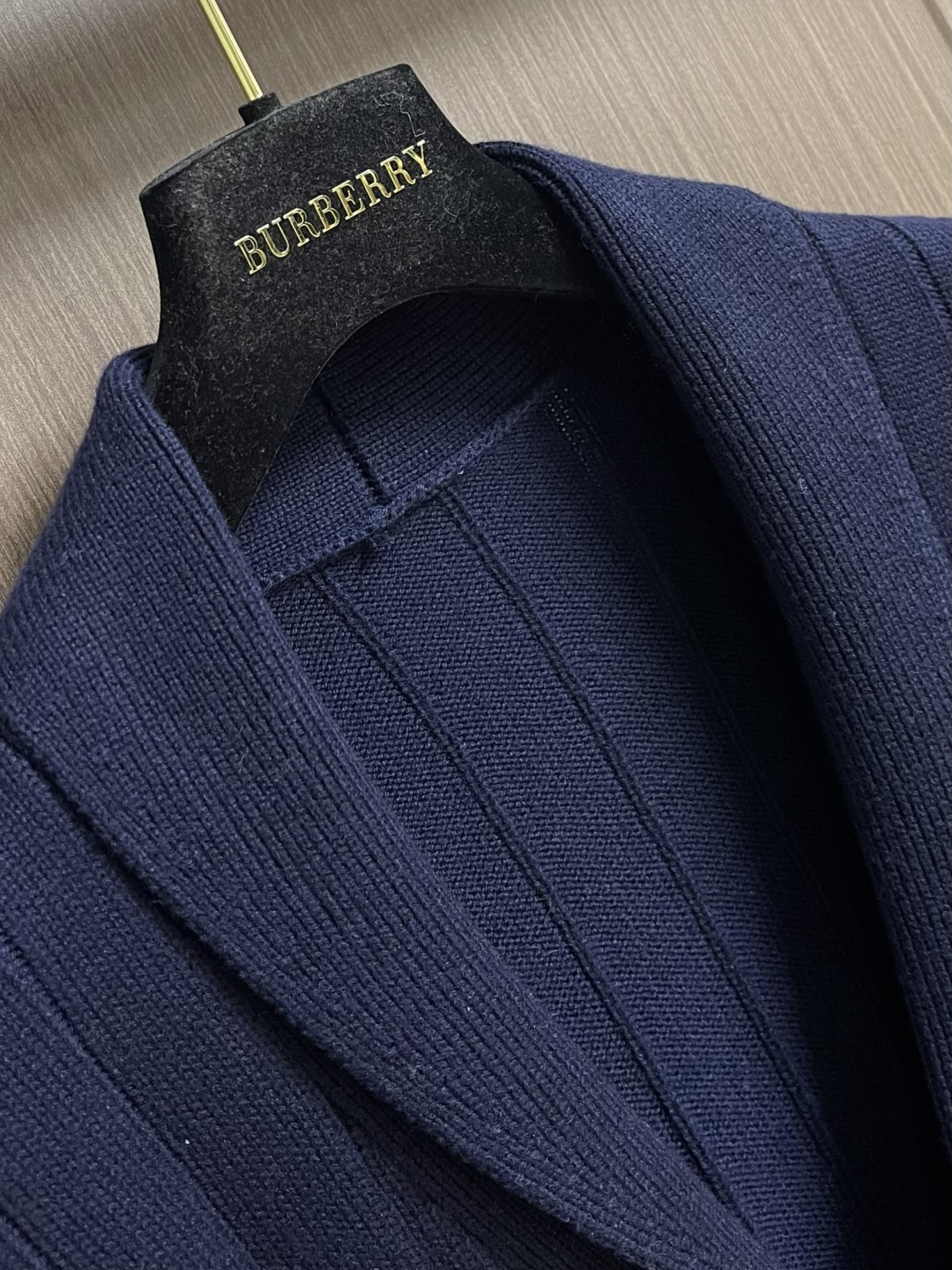 Burberry 2026ss早春新款战马五金标识针织开衫，本款融人提花精纺工艺与五金马术骑士徽标点缀，