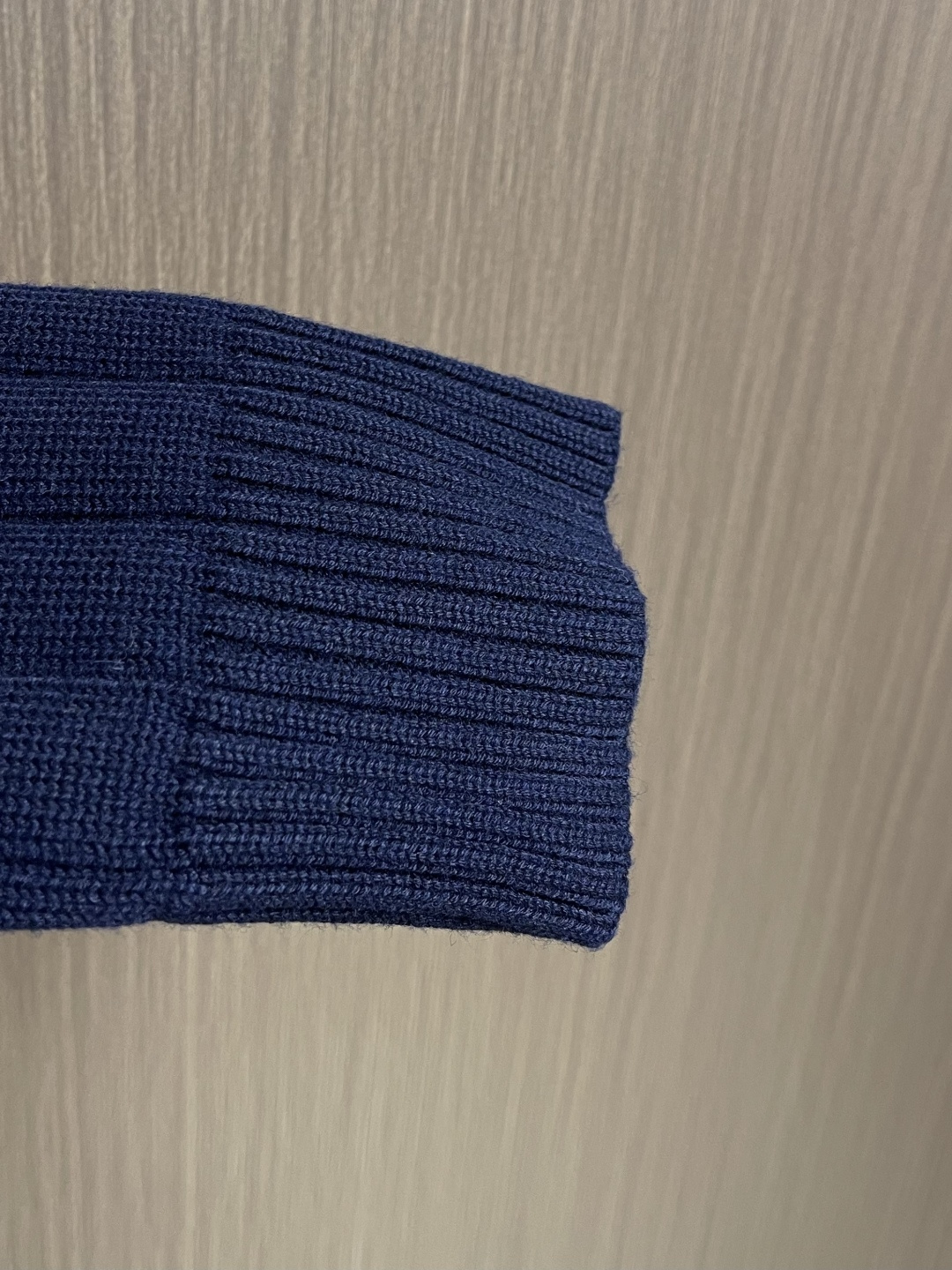 Burberry 2026ss早春新款战马五金标识针织开衫，本款融人提花精纺工艺与五金马术骑士徽标点缀，