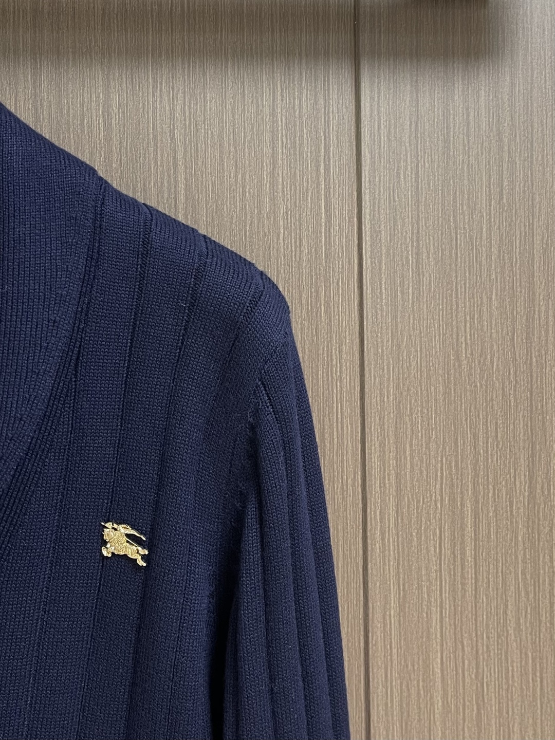 Burberry 2026ss早春新款战马五金标识针织开衫，本款融人提花精纺工艺与五金马术骑士徽标点缀，